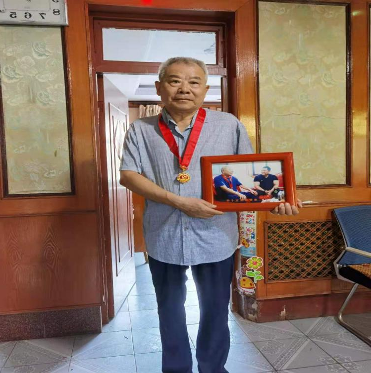 【集团动态】定格最美瞬间 市水务发展集团为“光荣在党50年” 老党员拍摄纪念照