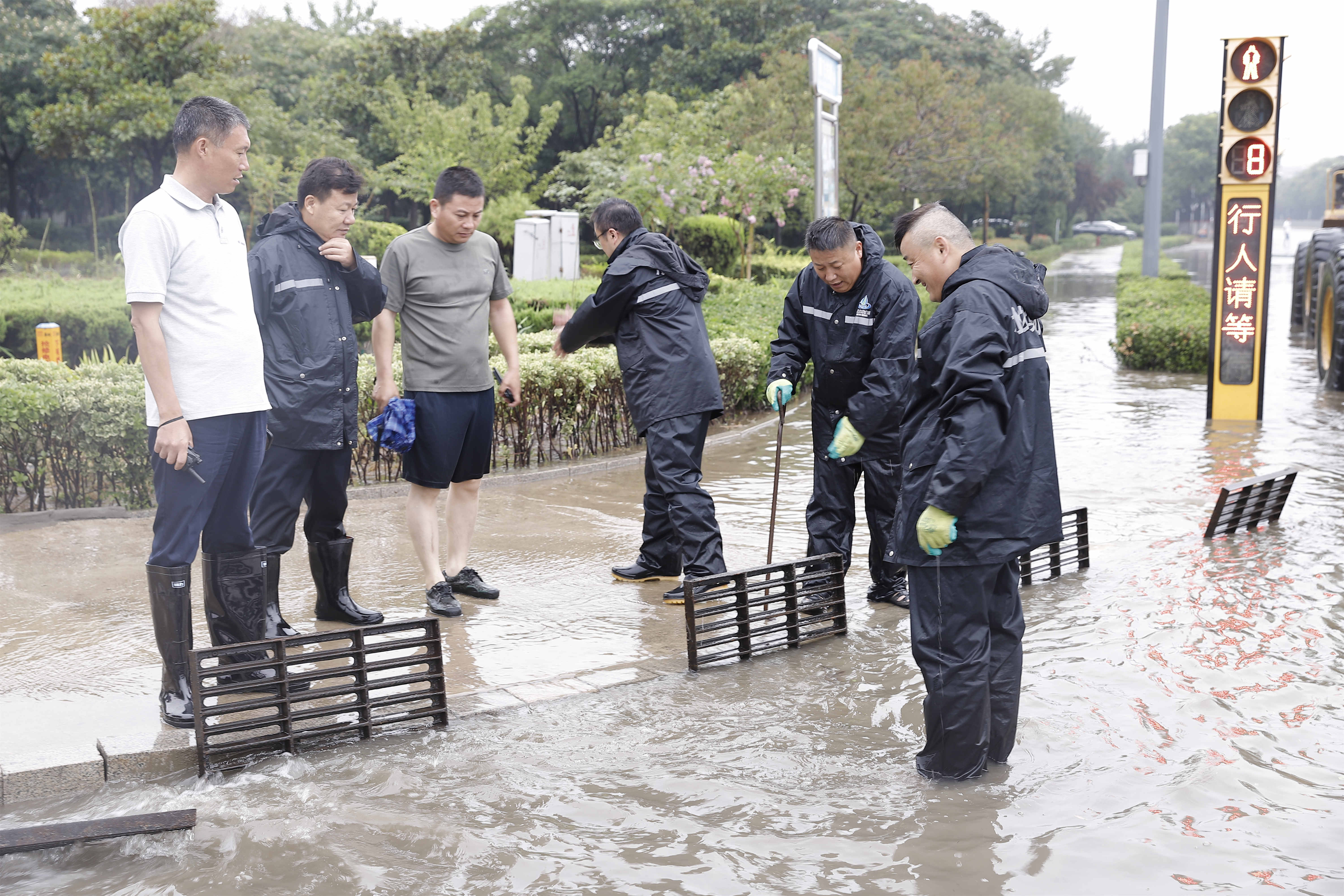 【集团动态】积极迎战城区降雨 保障道路安全畅通