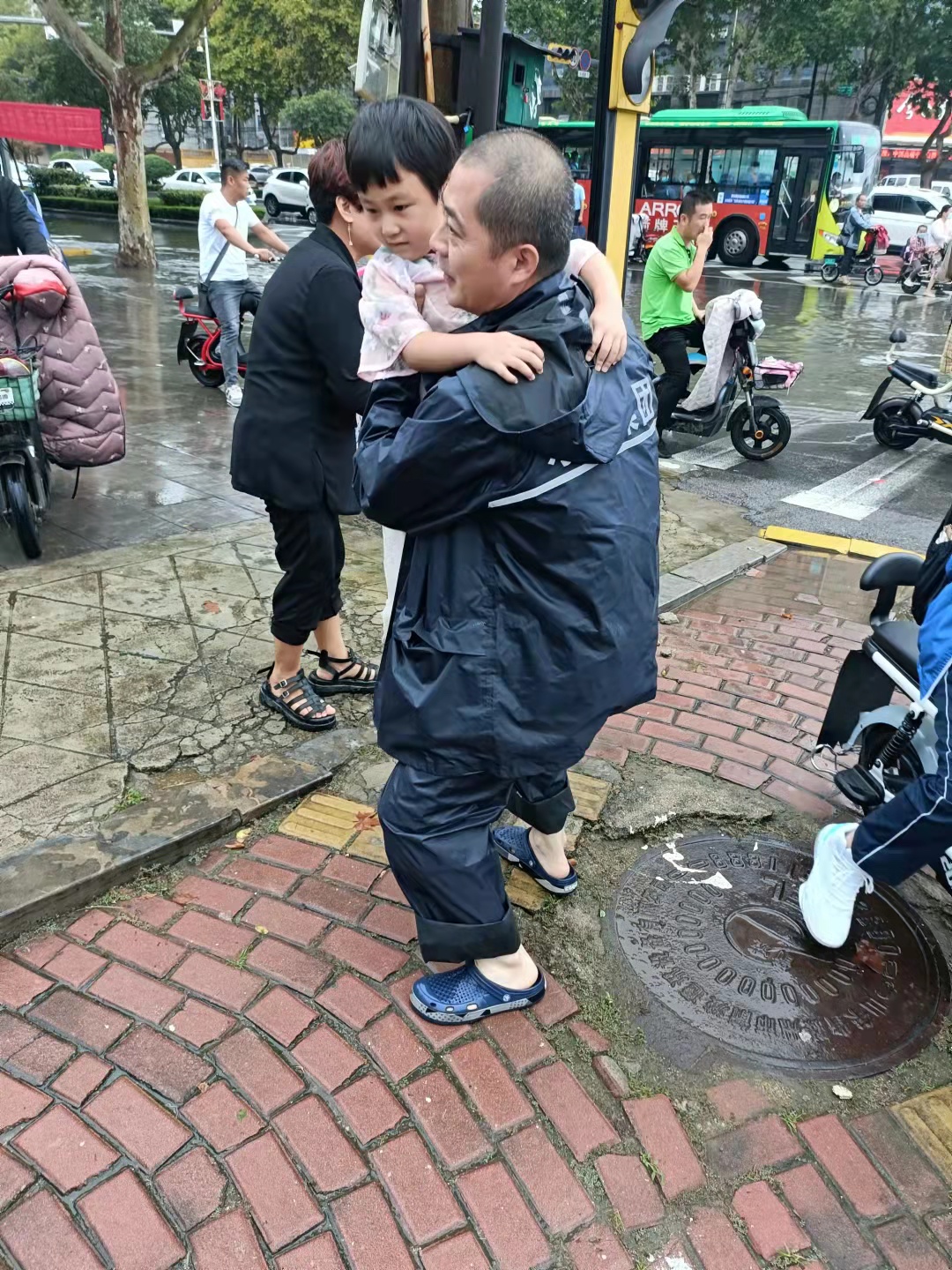 【集团动态】抢排暴雨积水  确保学生正常入校