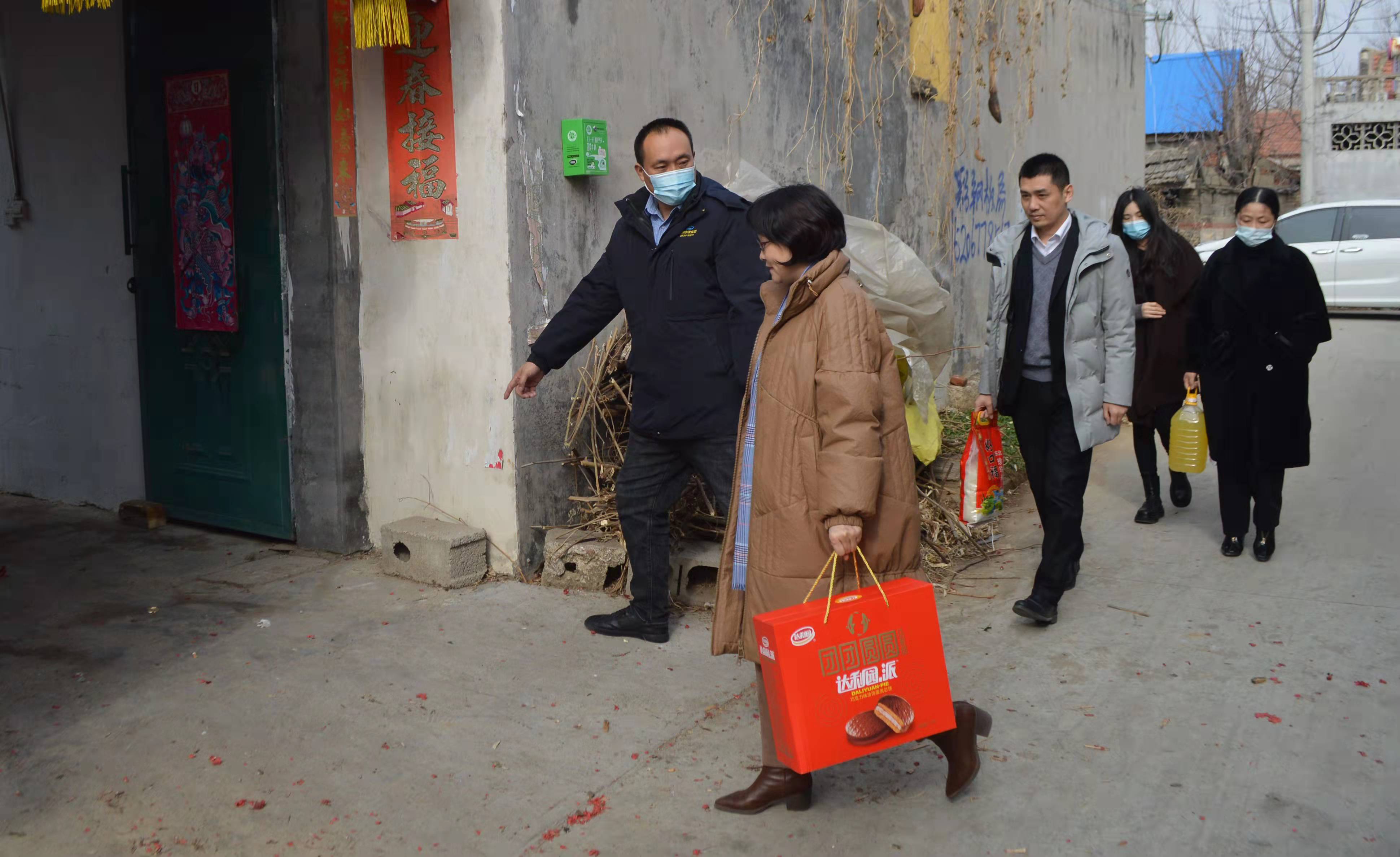 【集团动态】滕州水发集团驻村第一书记牵手爱心企业慰问困难群众