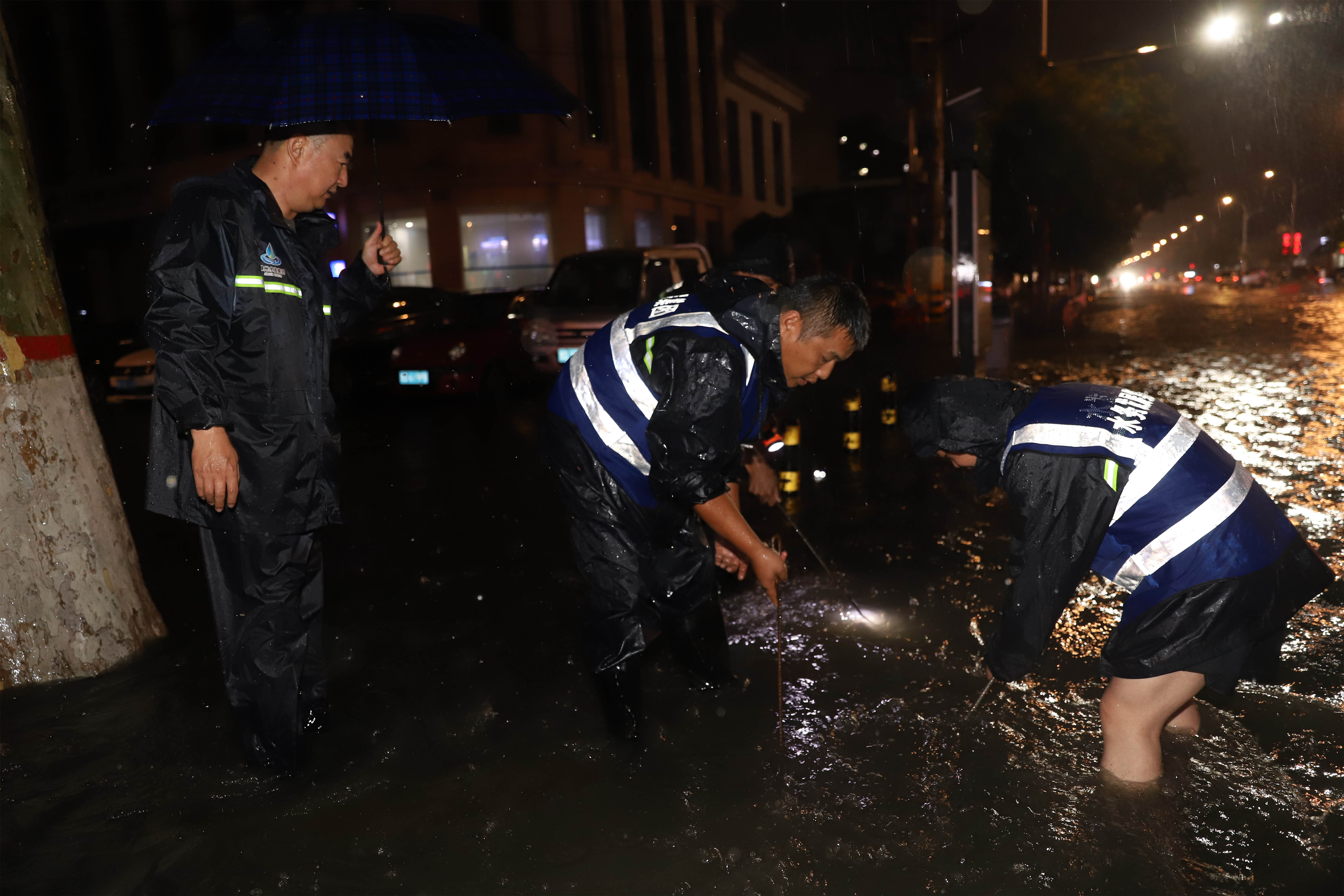 集团职工冒大雨抢排部分路段积水
