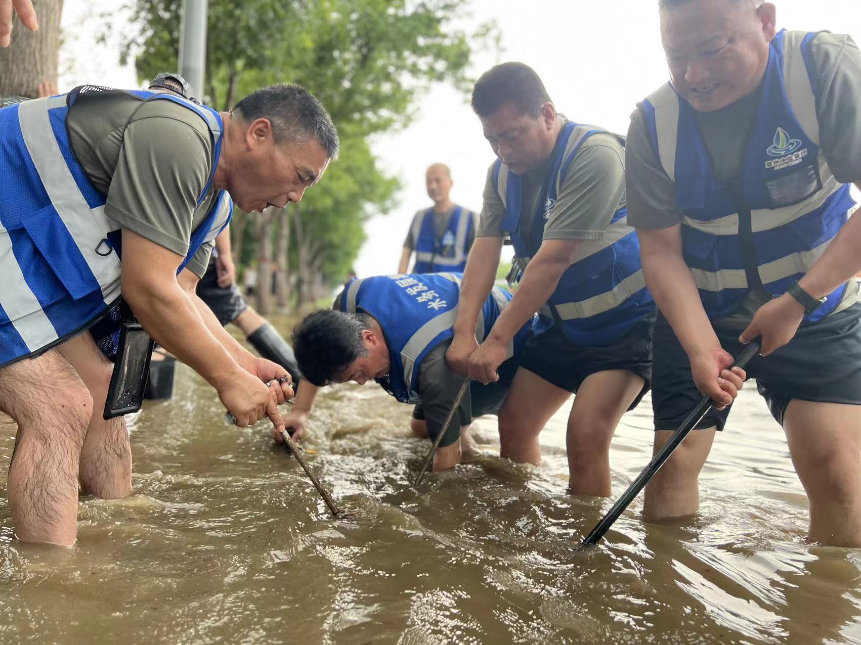 7月14日工作人员红荷路排涝