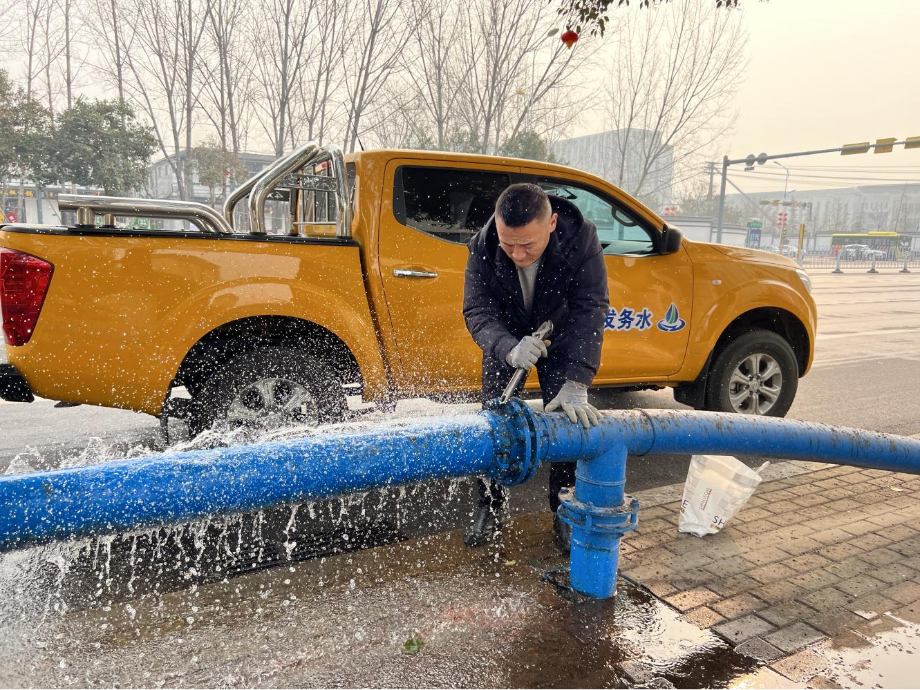 应急抢修善国北路“共享蓝管”