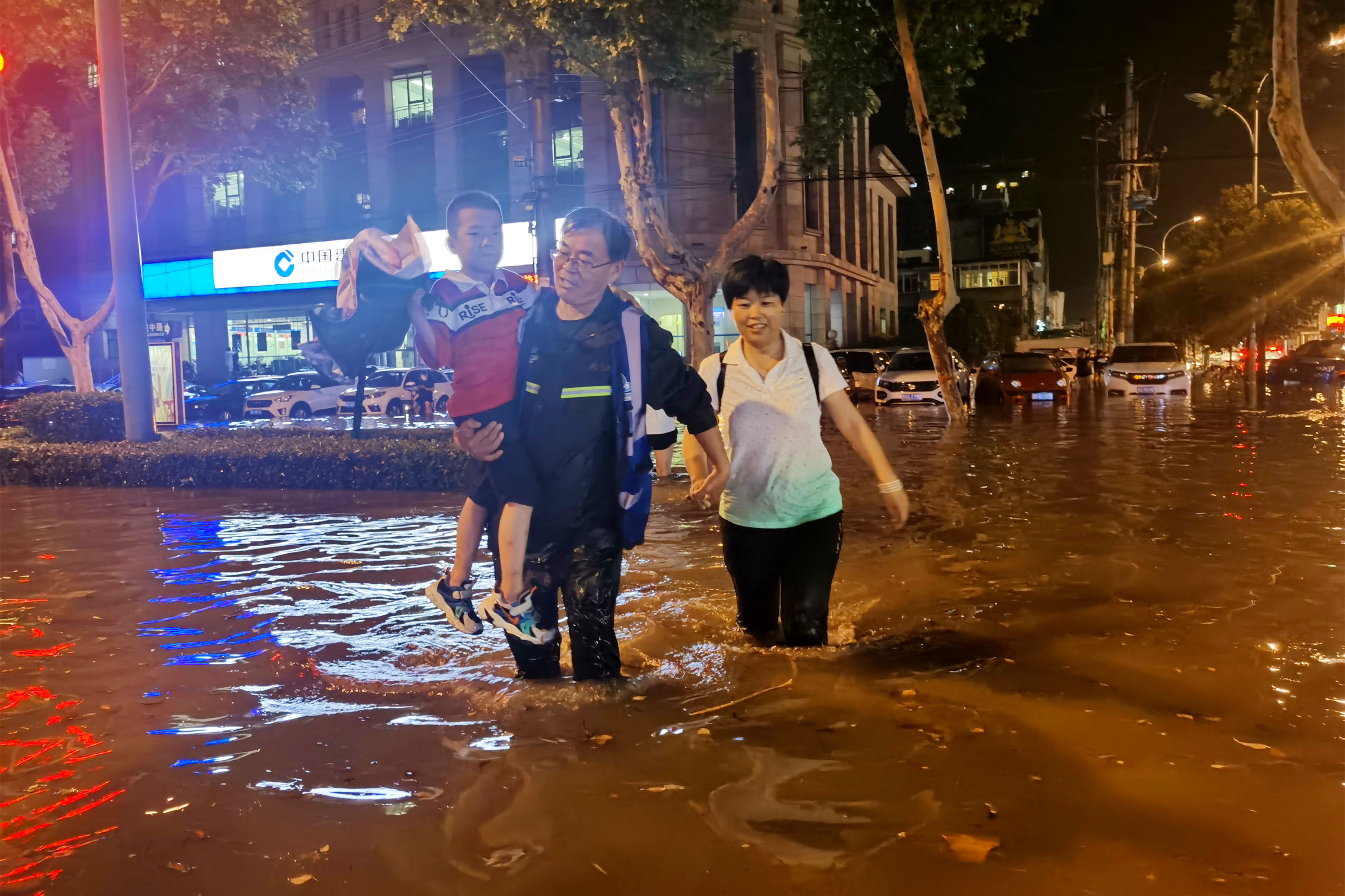 汛中值守  竭诚为民