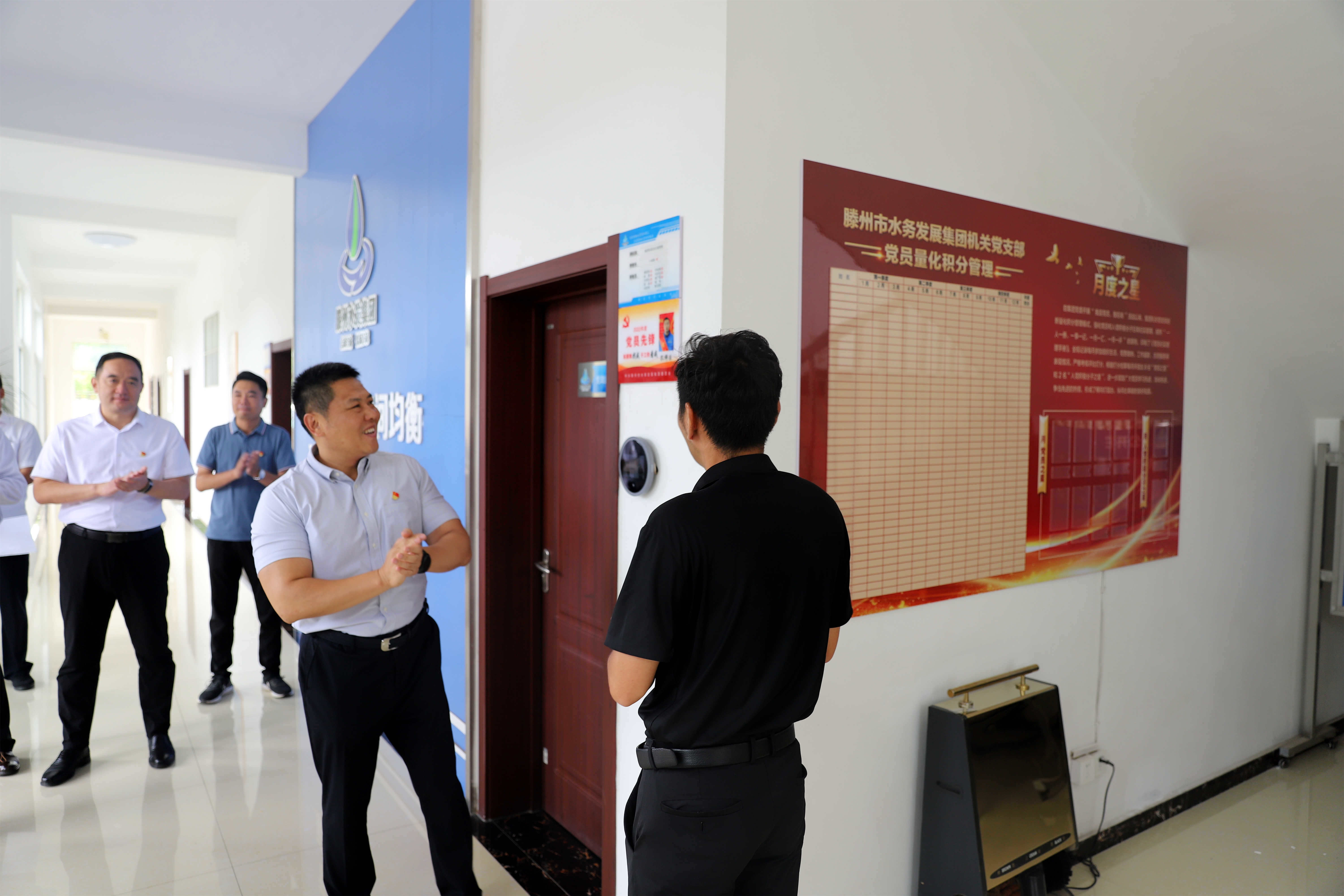 【集团动态】市水务发展集团开展“庆七一·践诺承诺”授牌挂牌活动