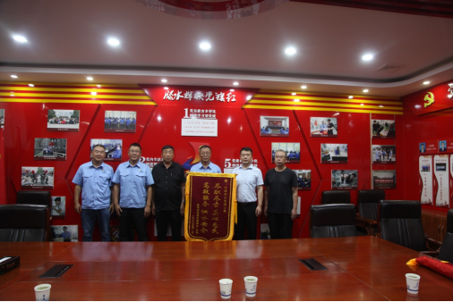 【集团动态】服务温暖人心  锦旗书写赞誉——市中润供水公司获赠两面锦旗