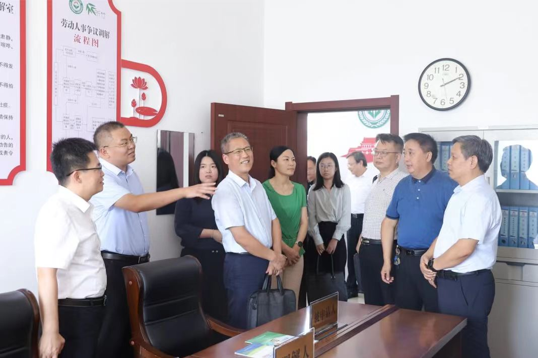 【集团动态】省、市、（区）市劳动人事争议仲裁员联合到滕州市水务发展集团开展“送法入企”活动