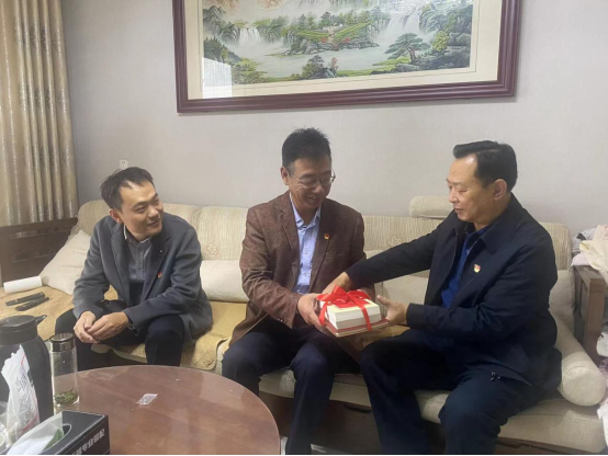 【集团动态】市中润供水有限公司机关第三党支部开展“送书上门传党声”活动