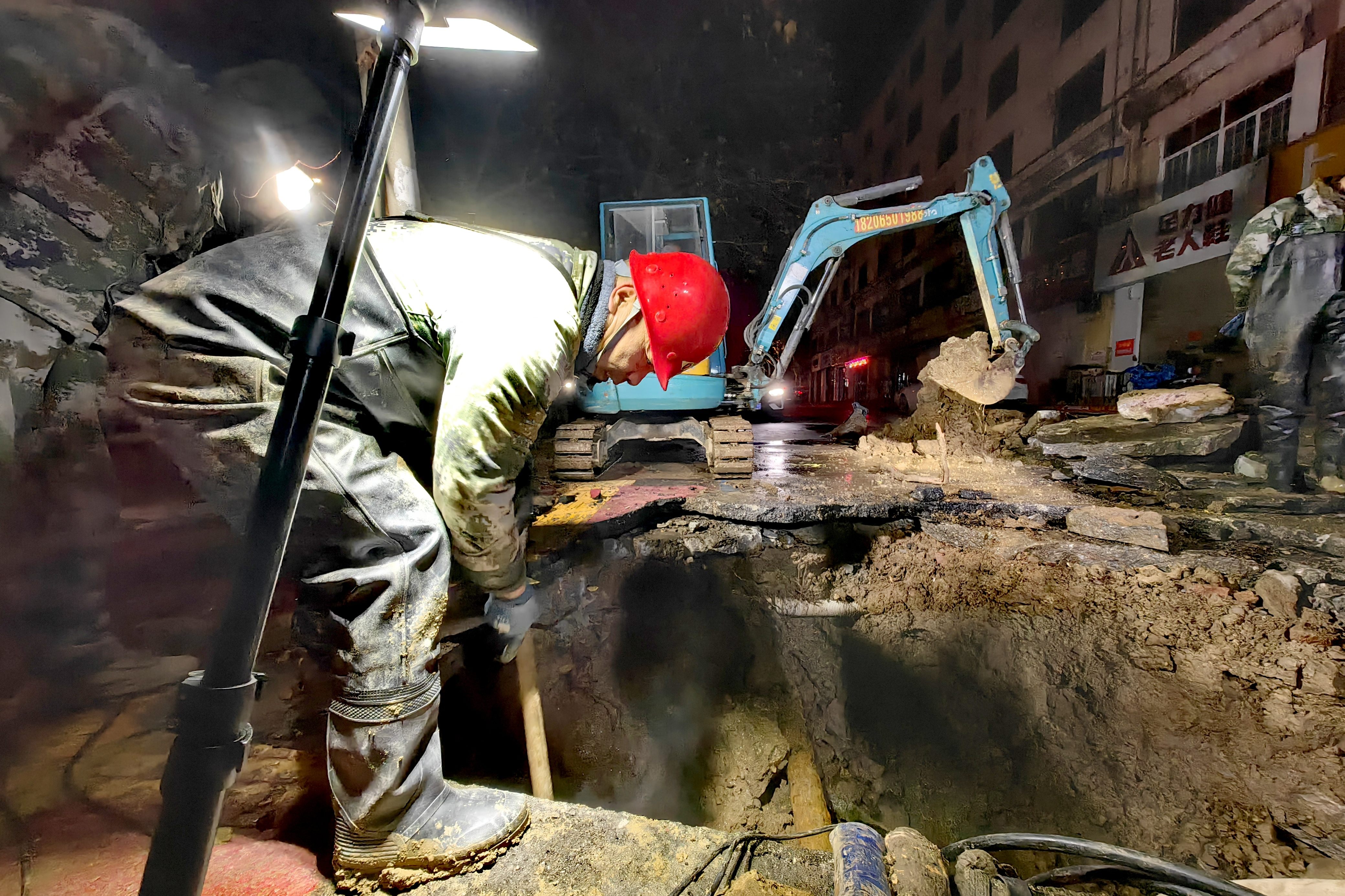 【集团动态】供水管道突发爆管！市水务发展集团中润供水公司历时4小时抢修完成