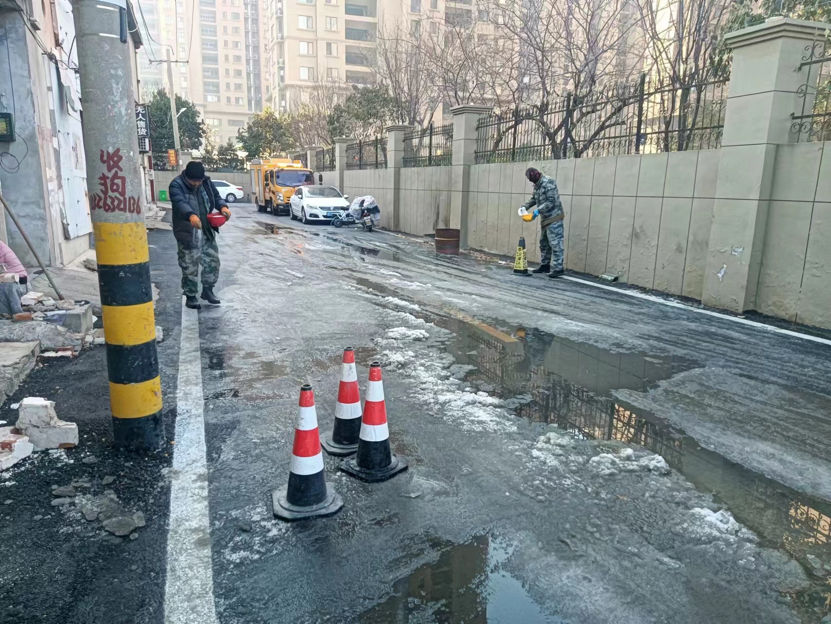 冰雪路段撒盐防滑保安全