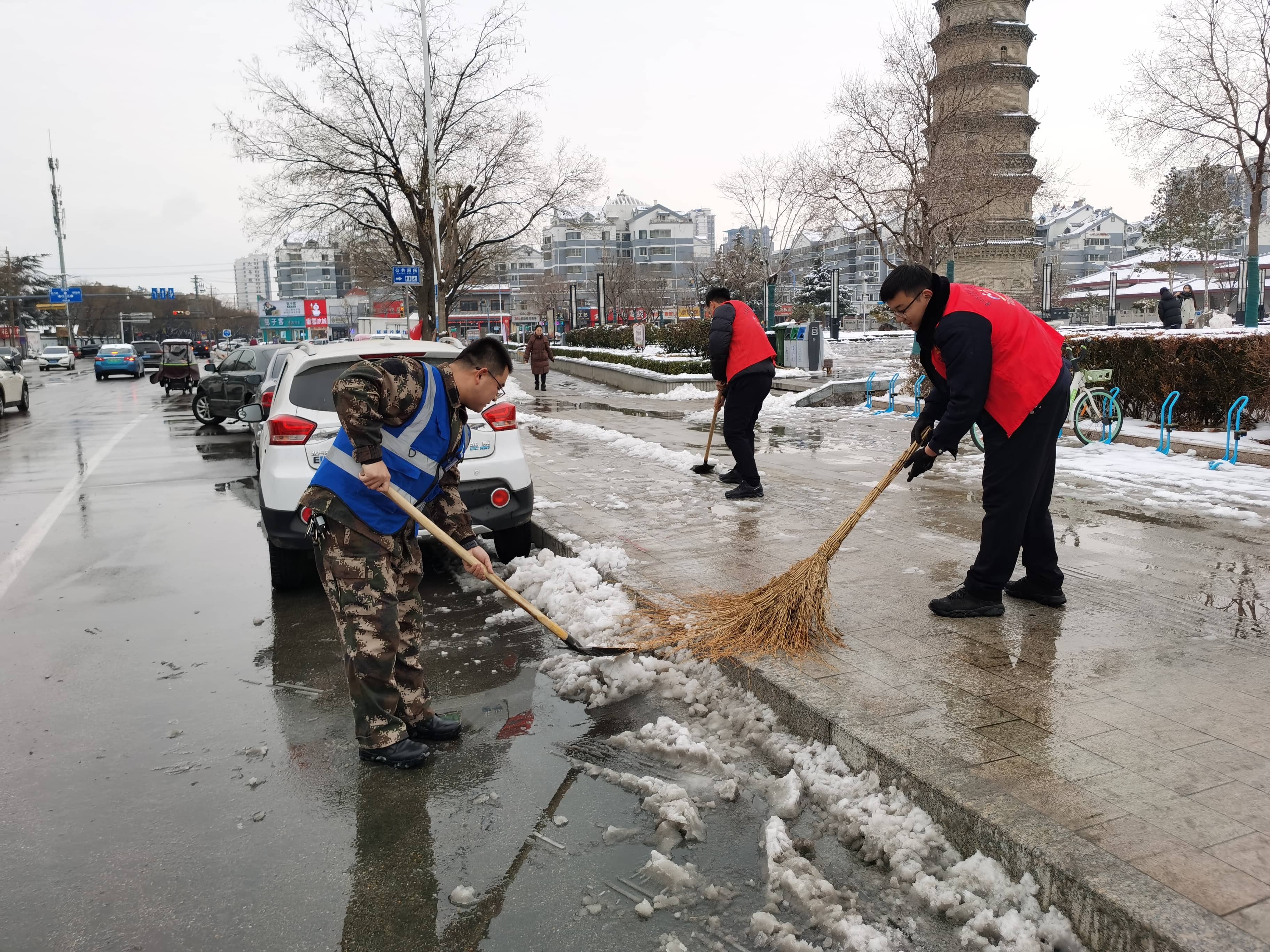 “文明你我 清雪助行”文明实践志愿服务活动