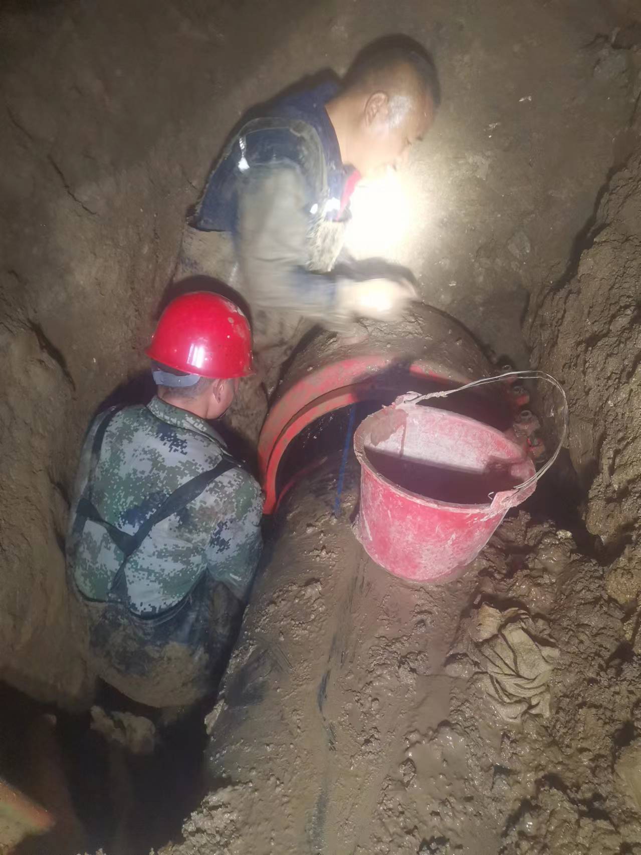 级索560PE主管道抢修