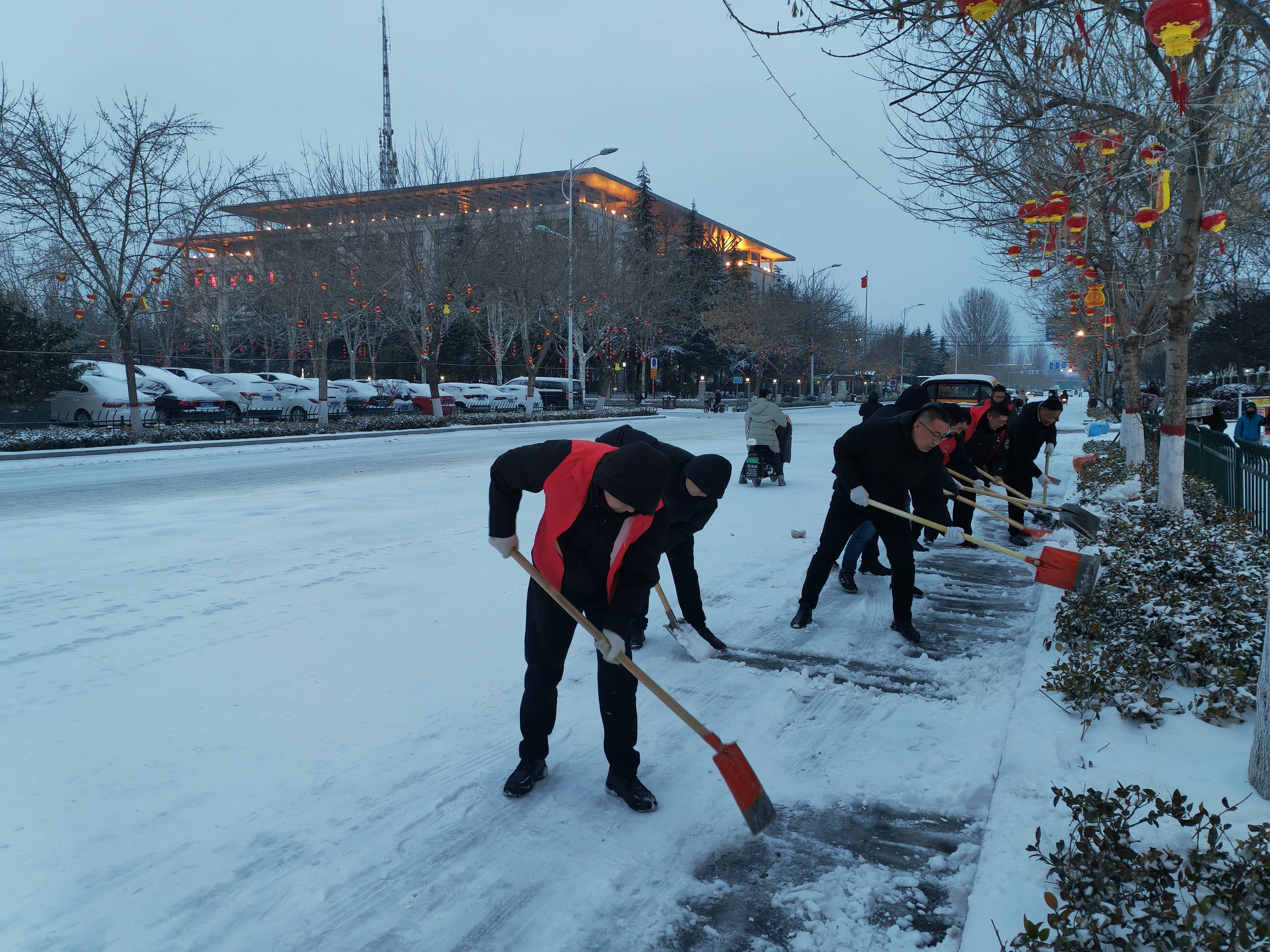 清理塔寺路路面积雪
