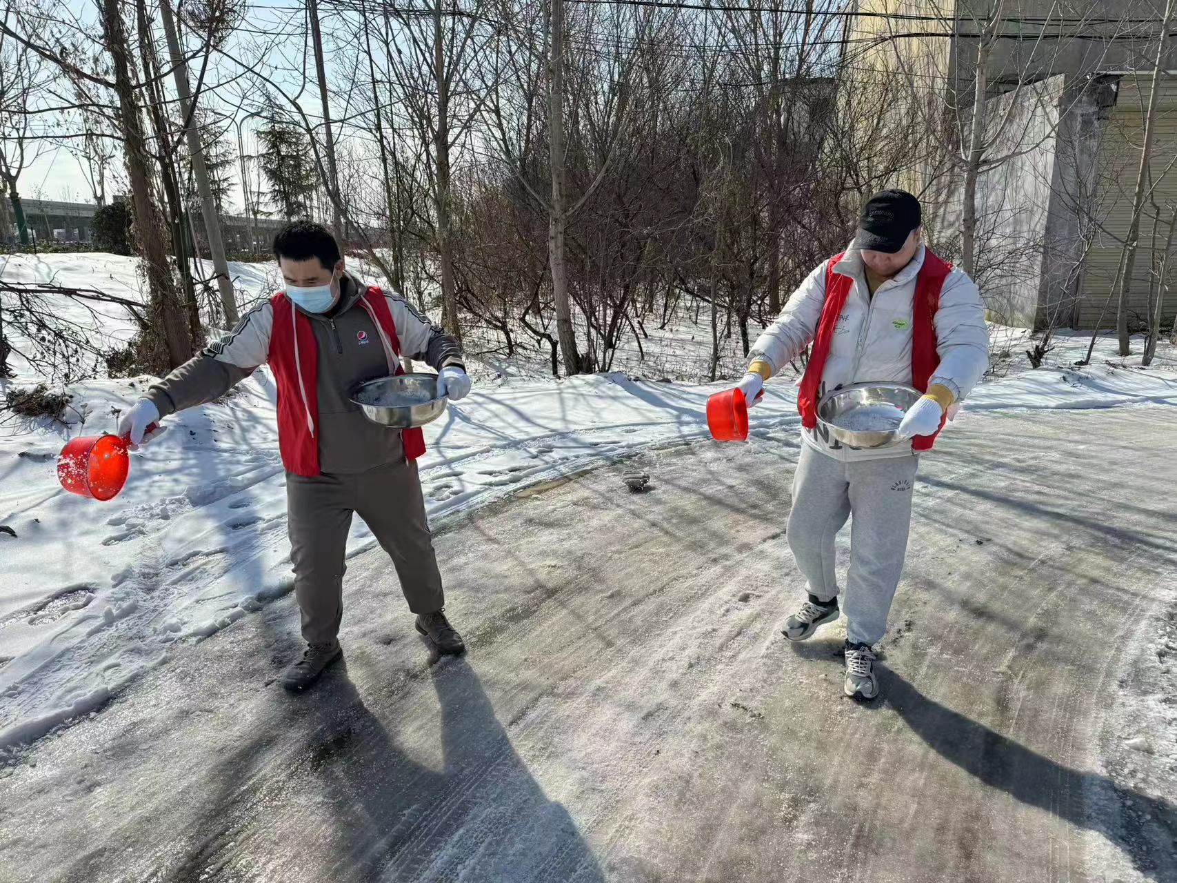 帮包大庙村撒盐清雪