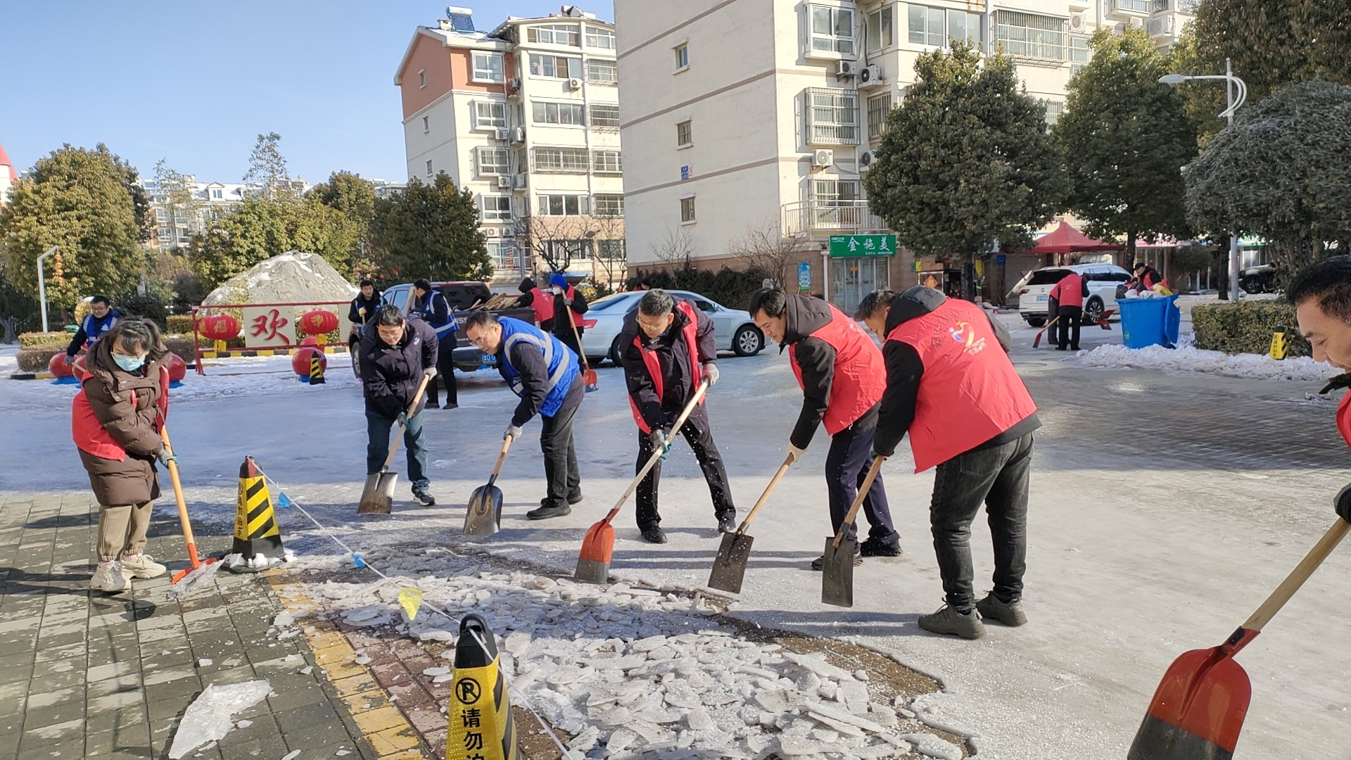 帮包七彩阳光城清扫积雪
