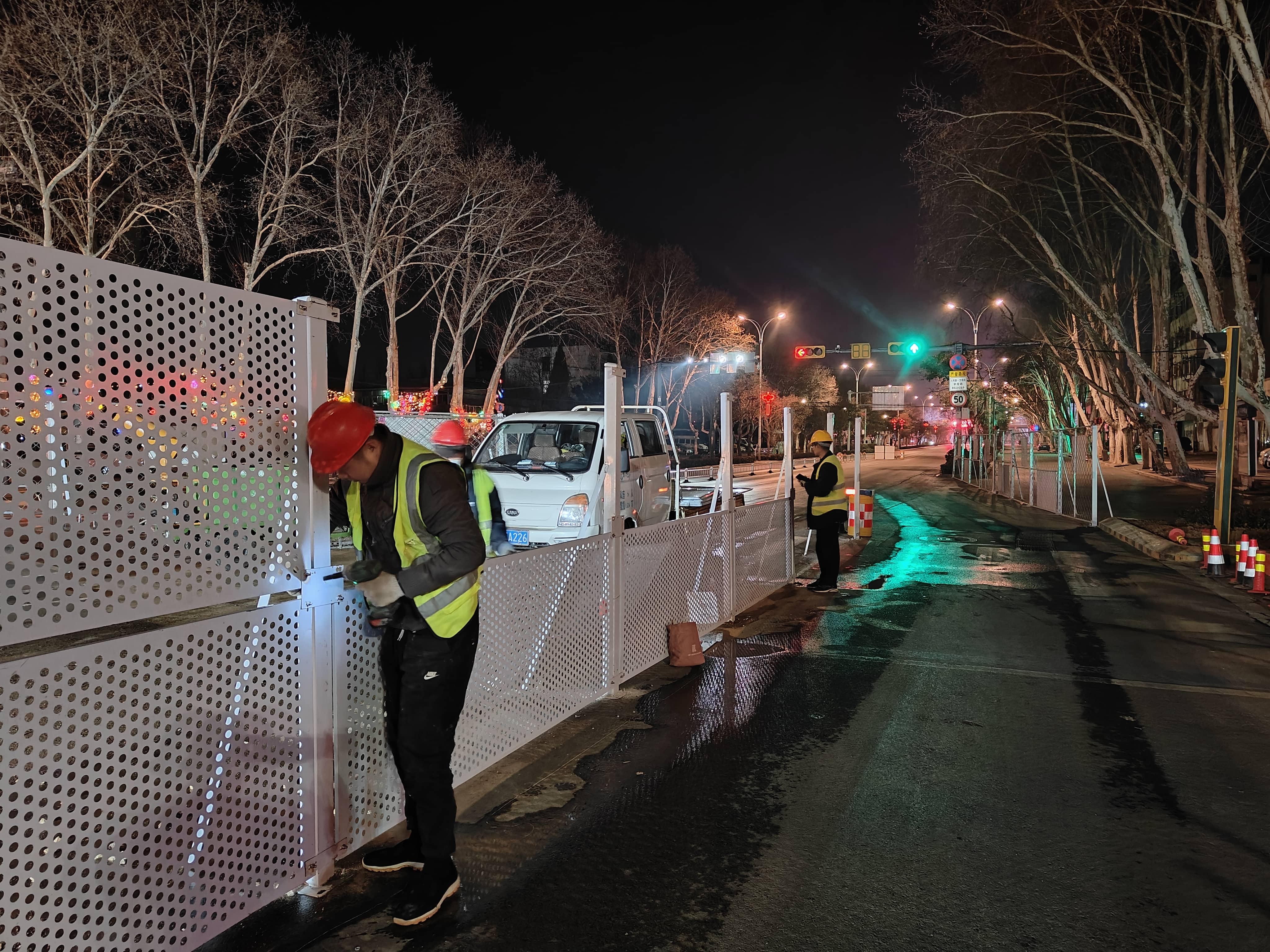 拆除封闭围挡和道路指示牌