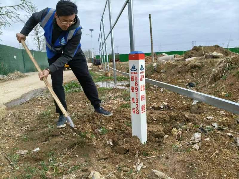 安装警示标志桩