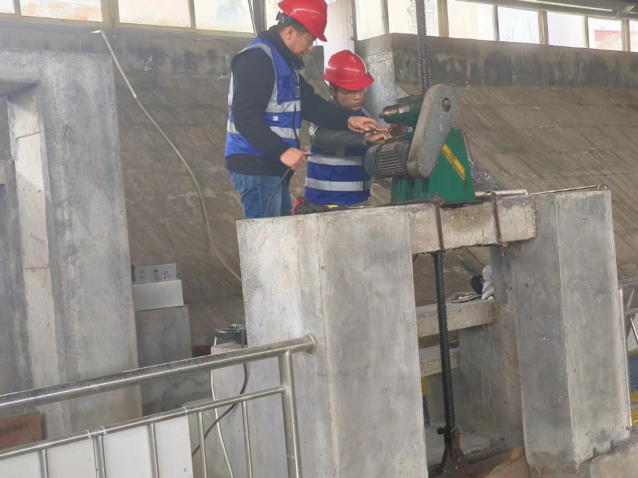 马河供水前池启闭机保养