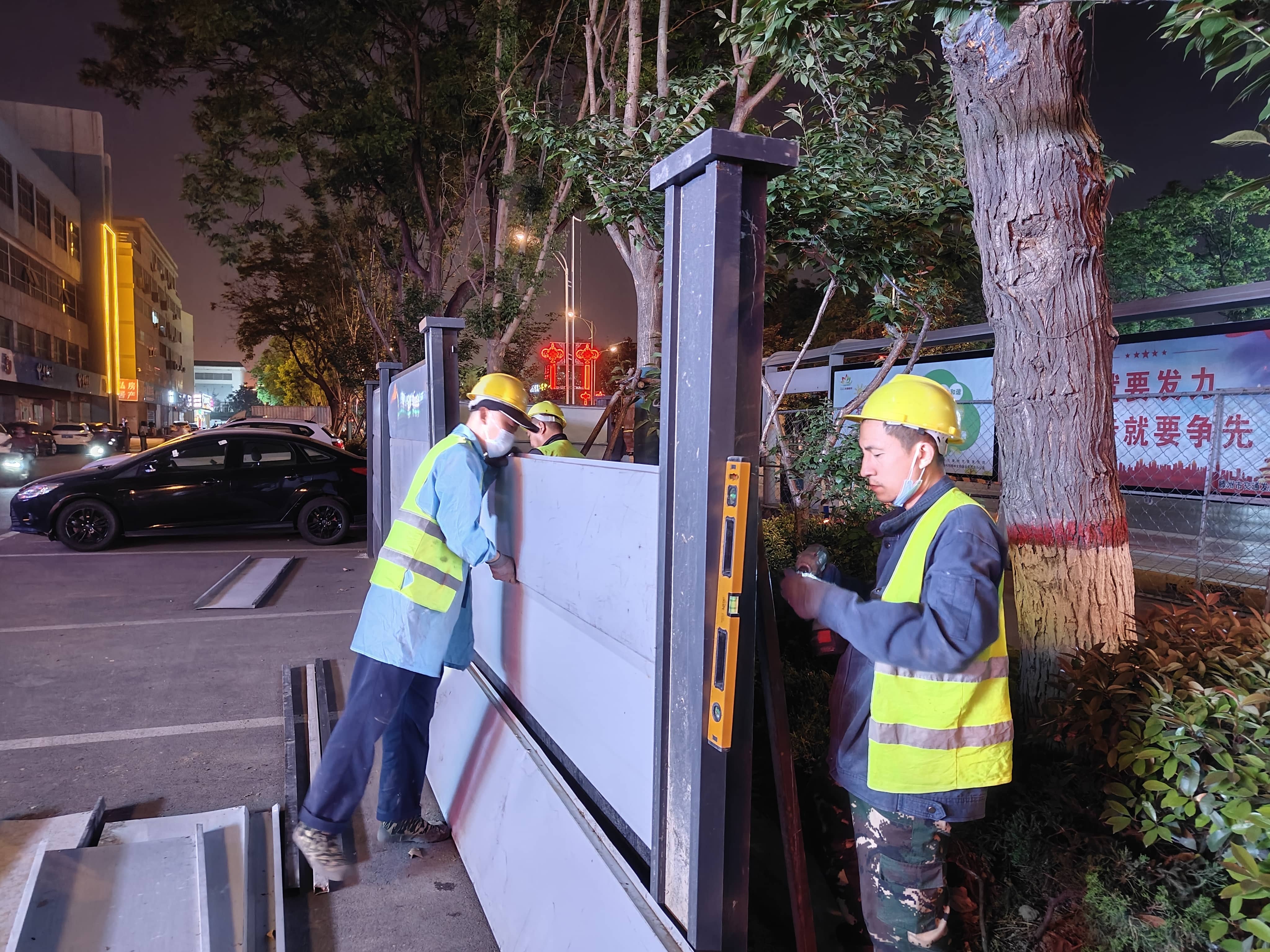 汛前清淤检查井维修工程善国路段（中国电信处）围挡施工