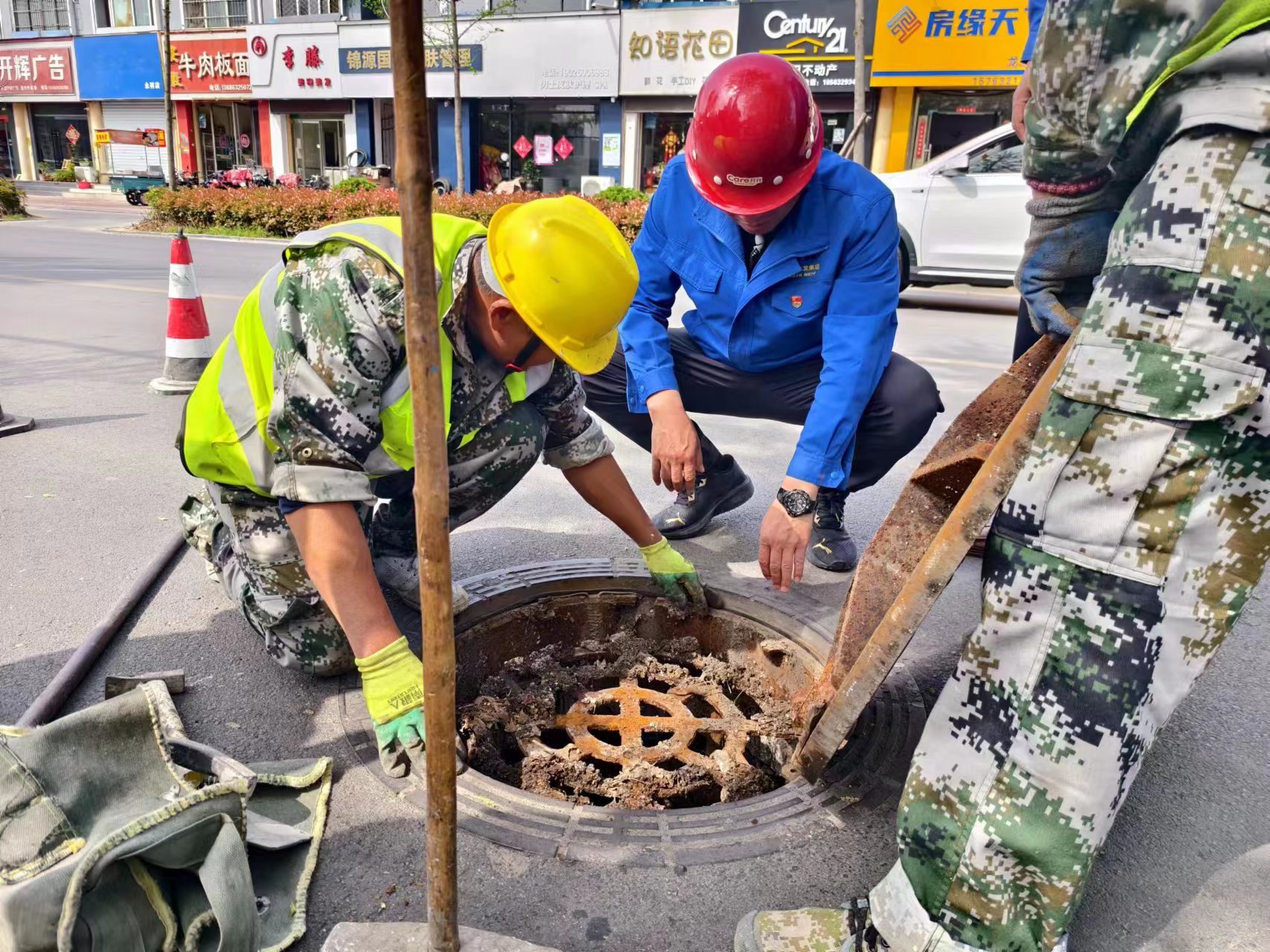 研判解决塔寺路井盖异响