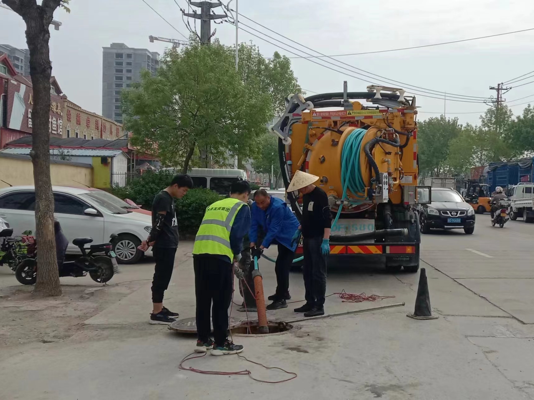 永昌路检修井堵点疏通