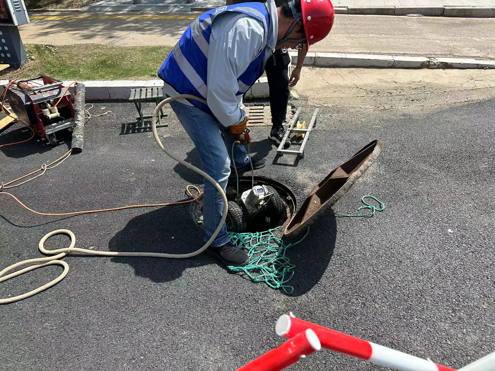 管道机器人勘察龙泉路干渠