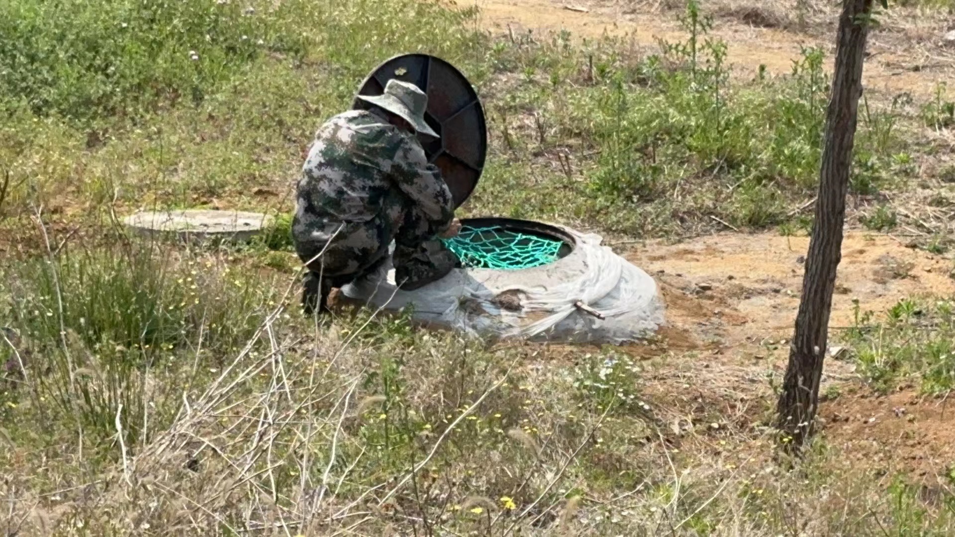 调蓄水库库区安装井盖防坠网