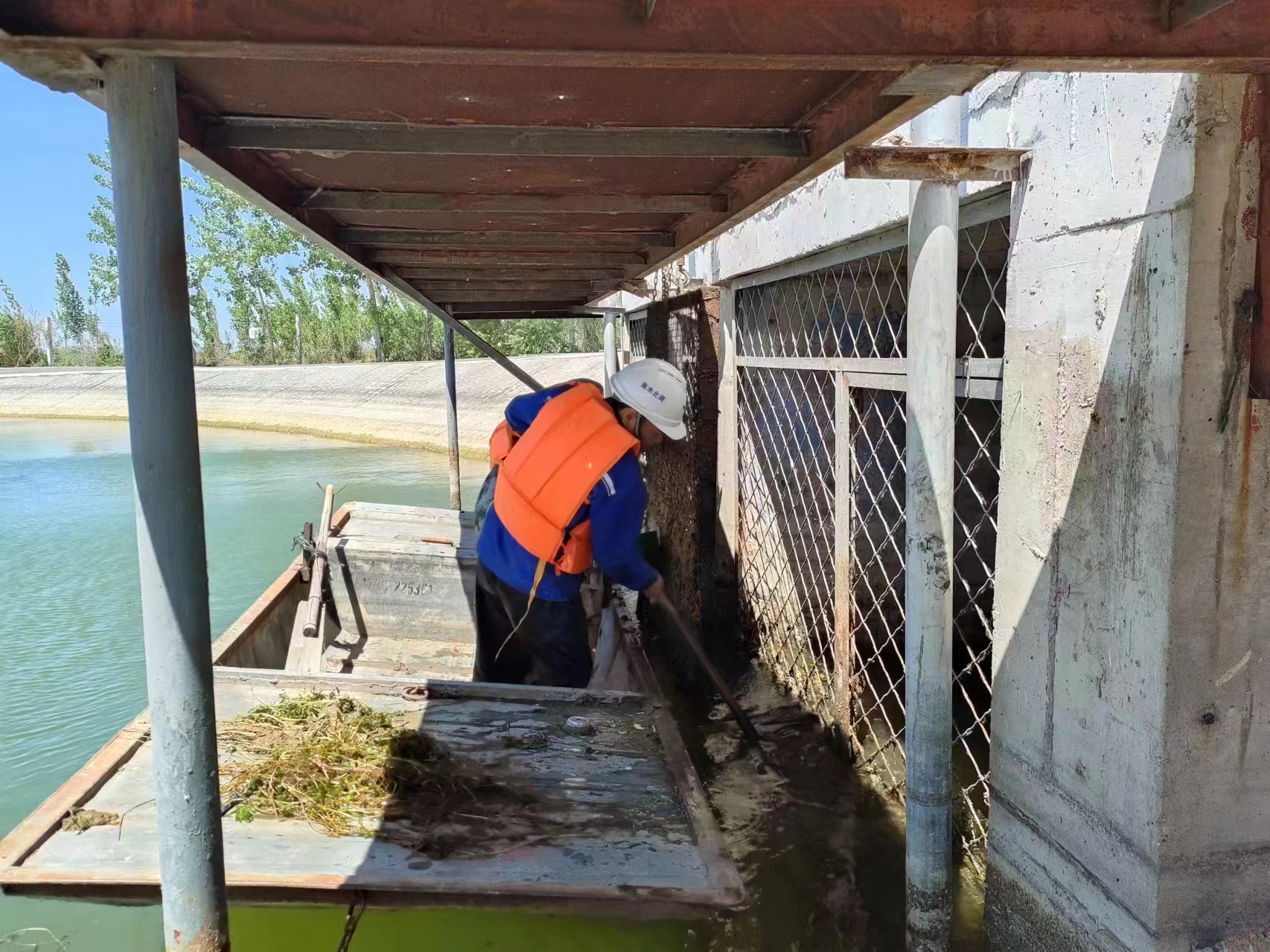 南水北调引水口闸门拦网清理维护