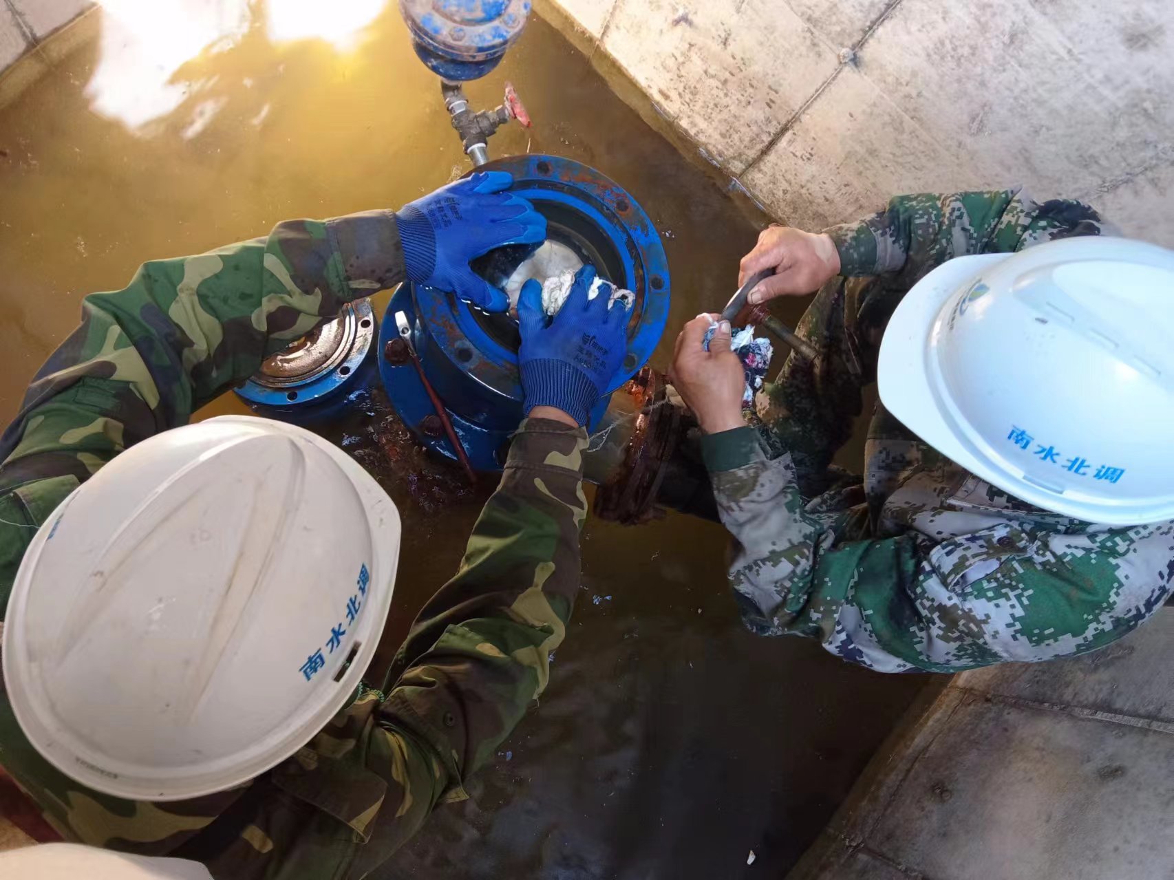 检修清洗调蓄北干沿线排气阀