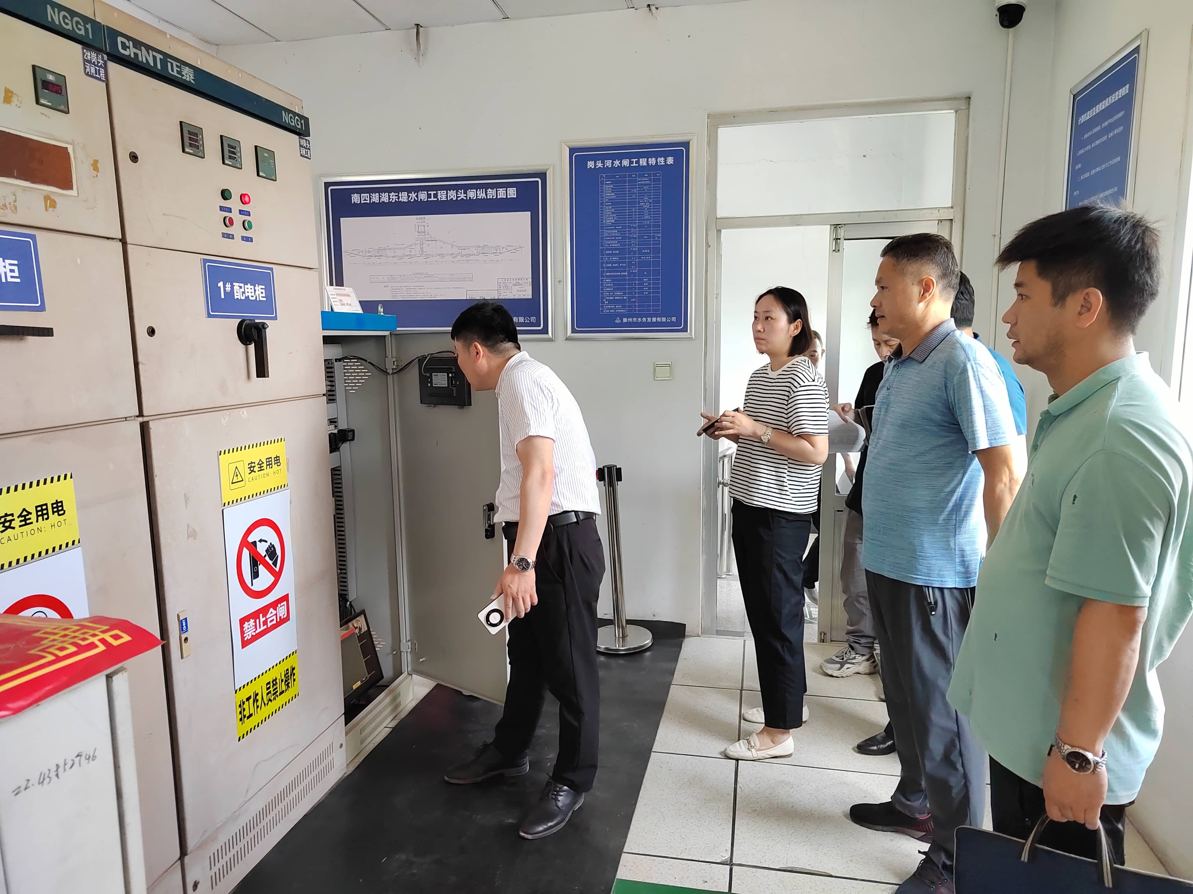 现场研判湖东堤四座水闸设备更新改造