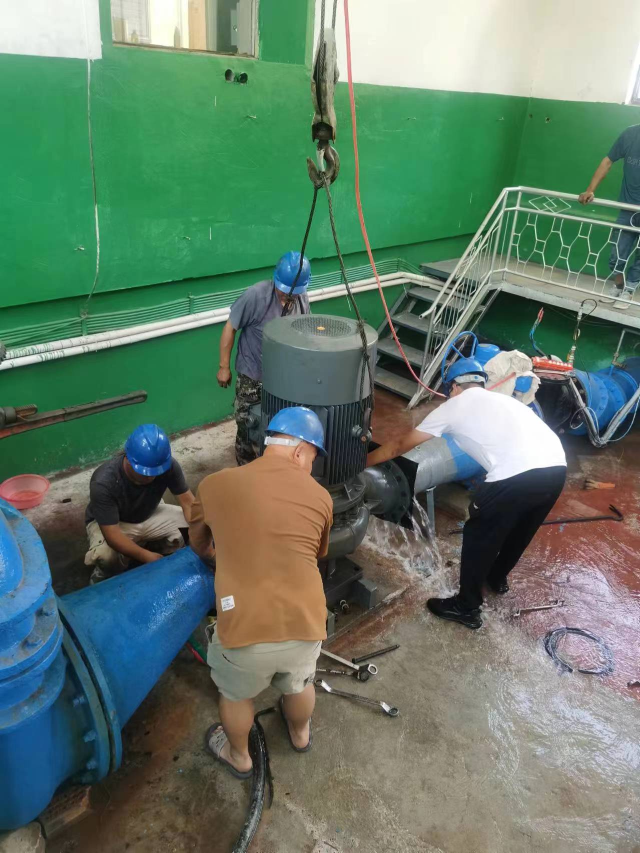 中润供水公司生产部门更换2号机水泵电机