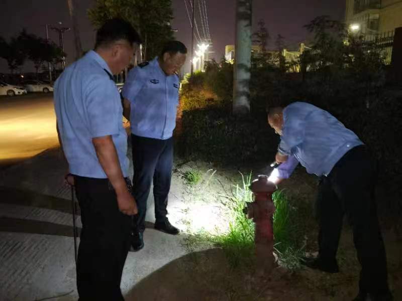 夜间巡查各施工工地及沿街公共消防用水