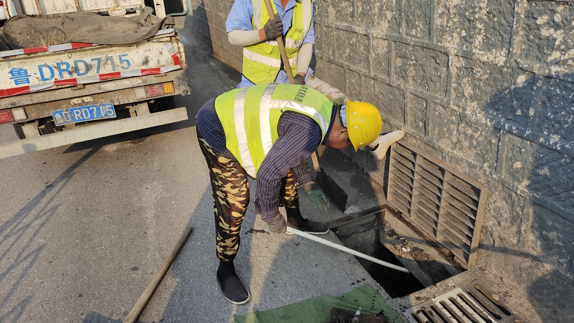 下凹式立交桥清理杂物