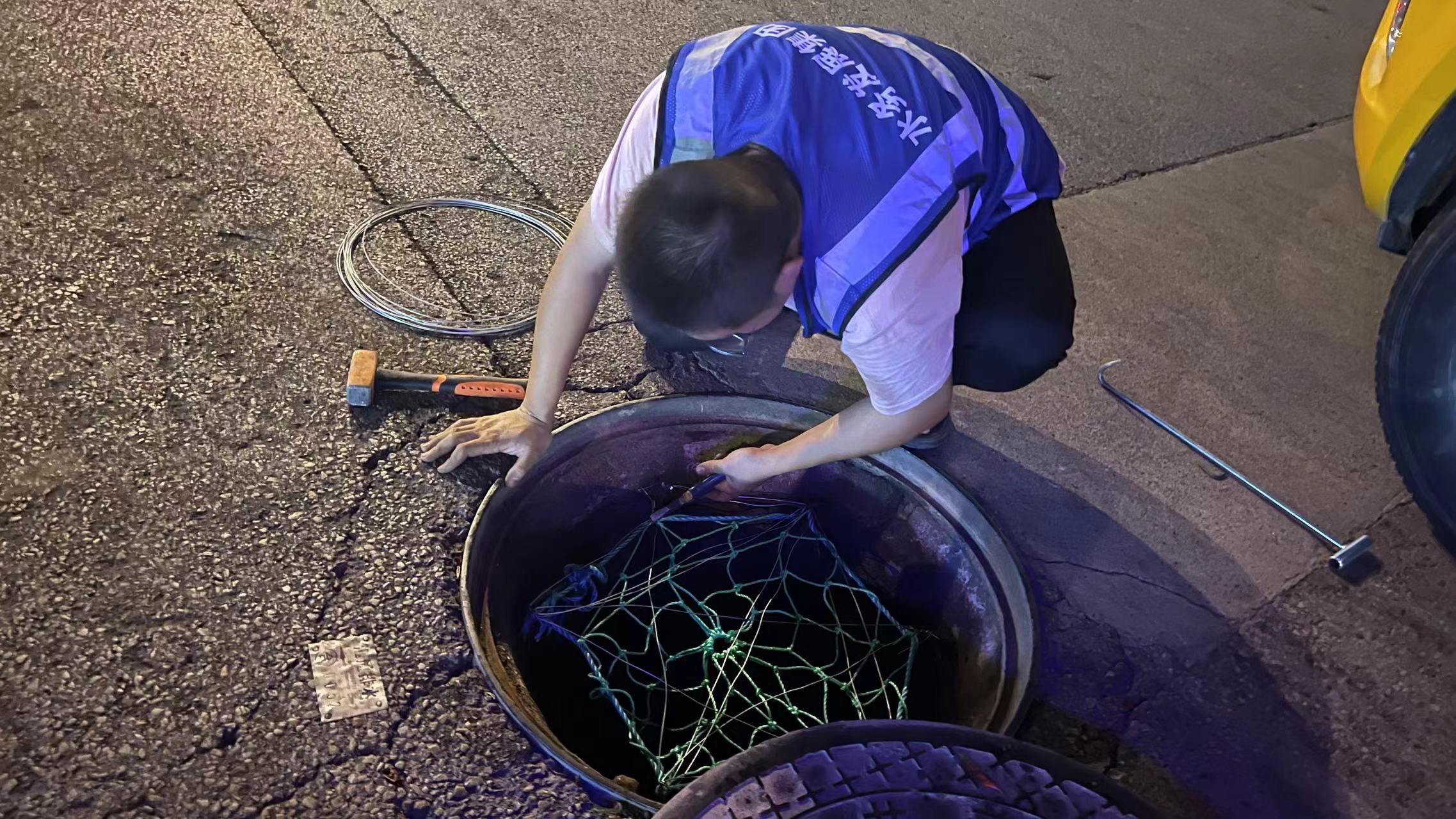 加固老旧井口防坠网