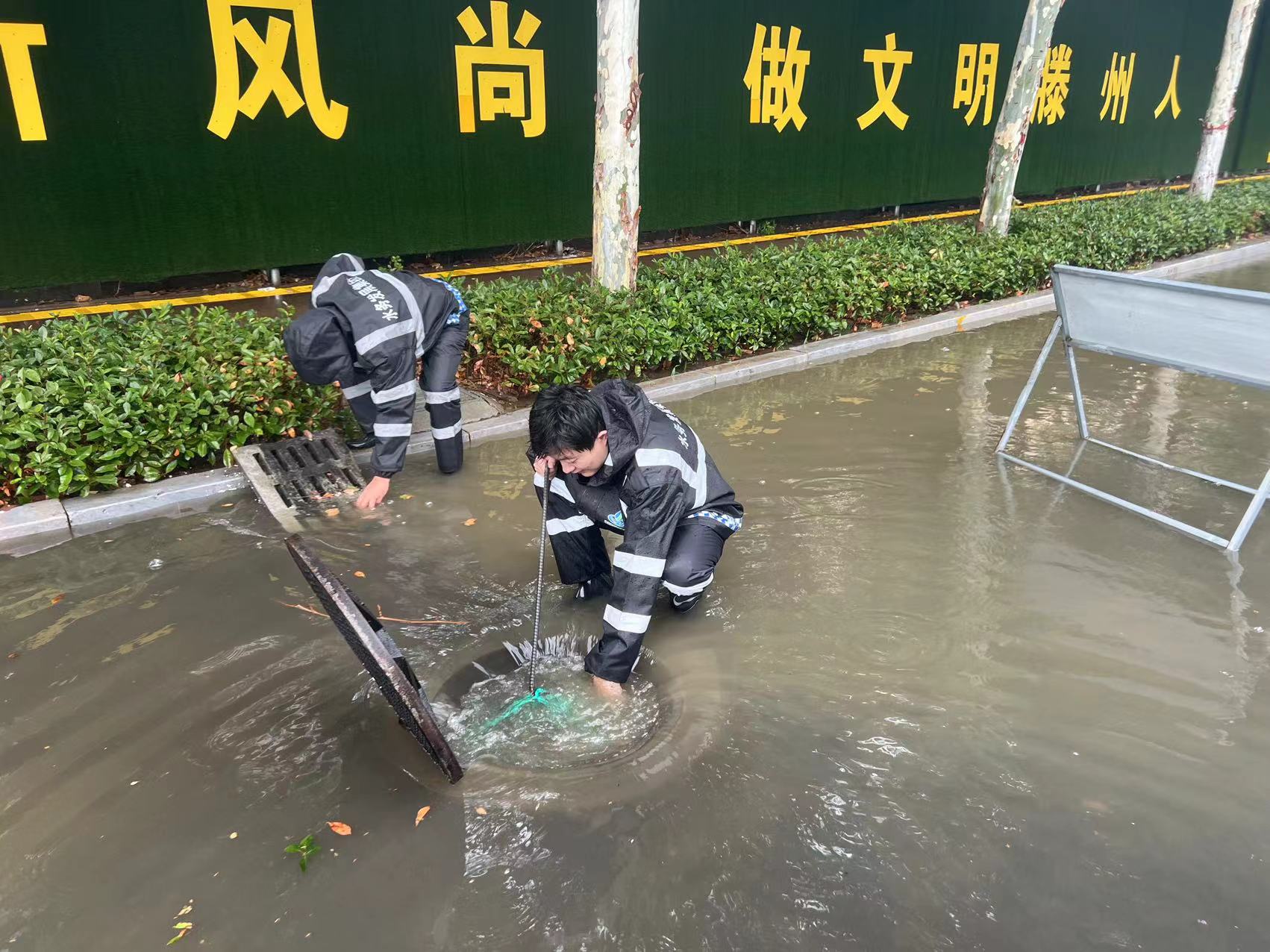 疏通排水口，加速雨水排放