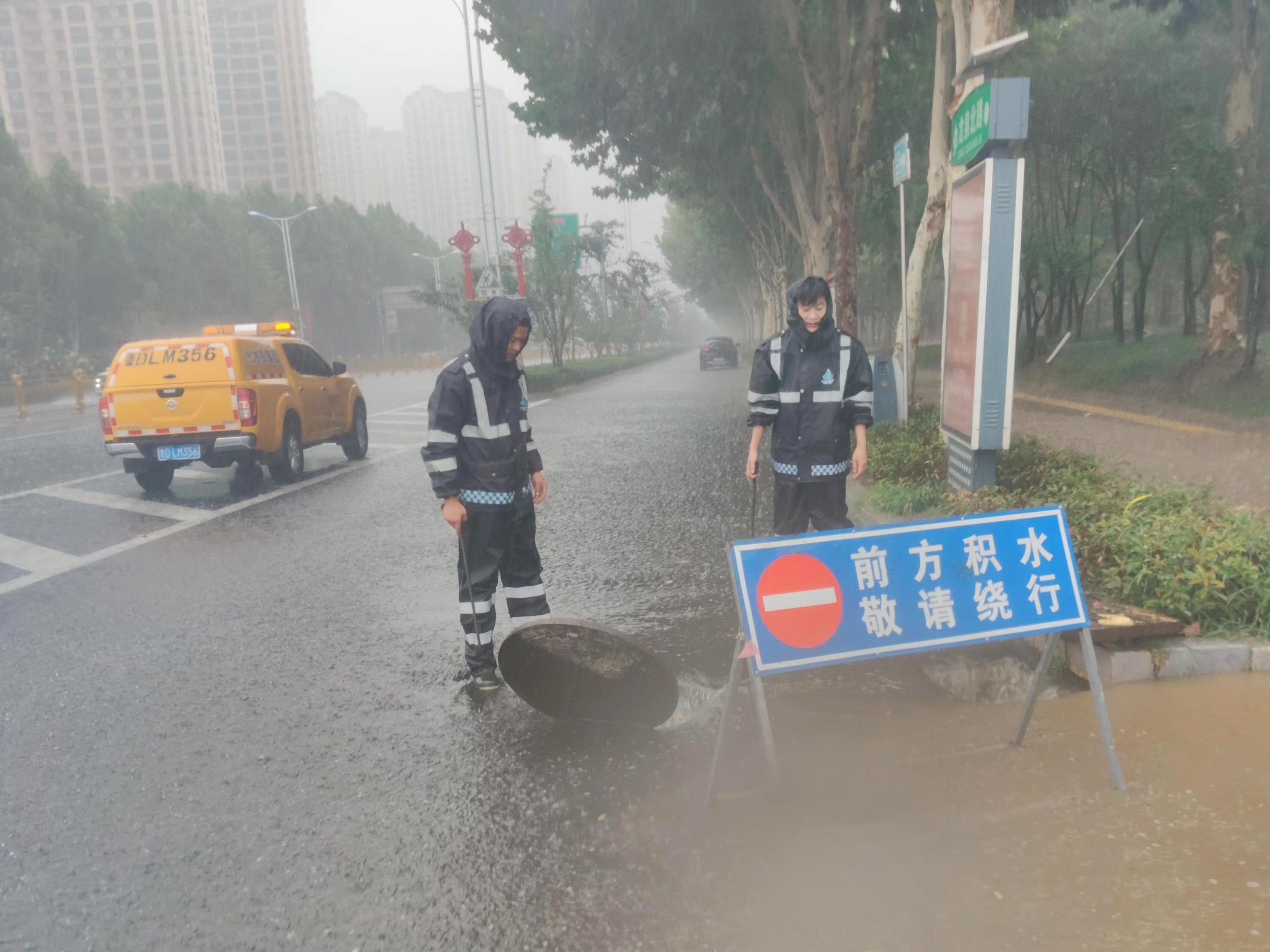 短时强降雨设置警示牌