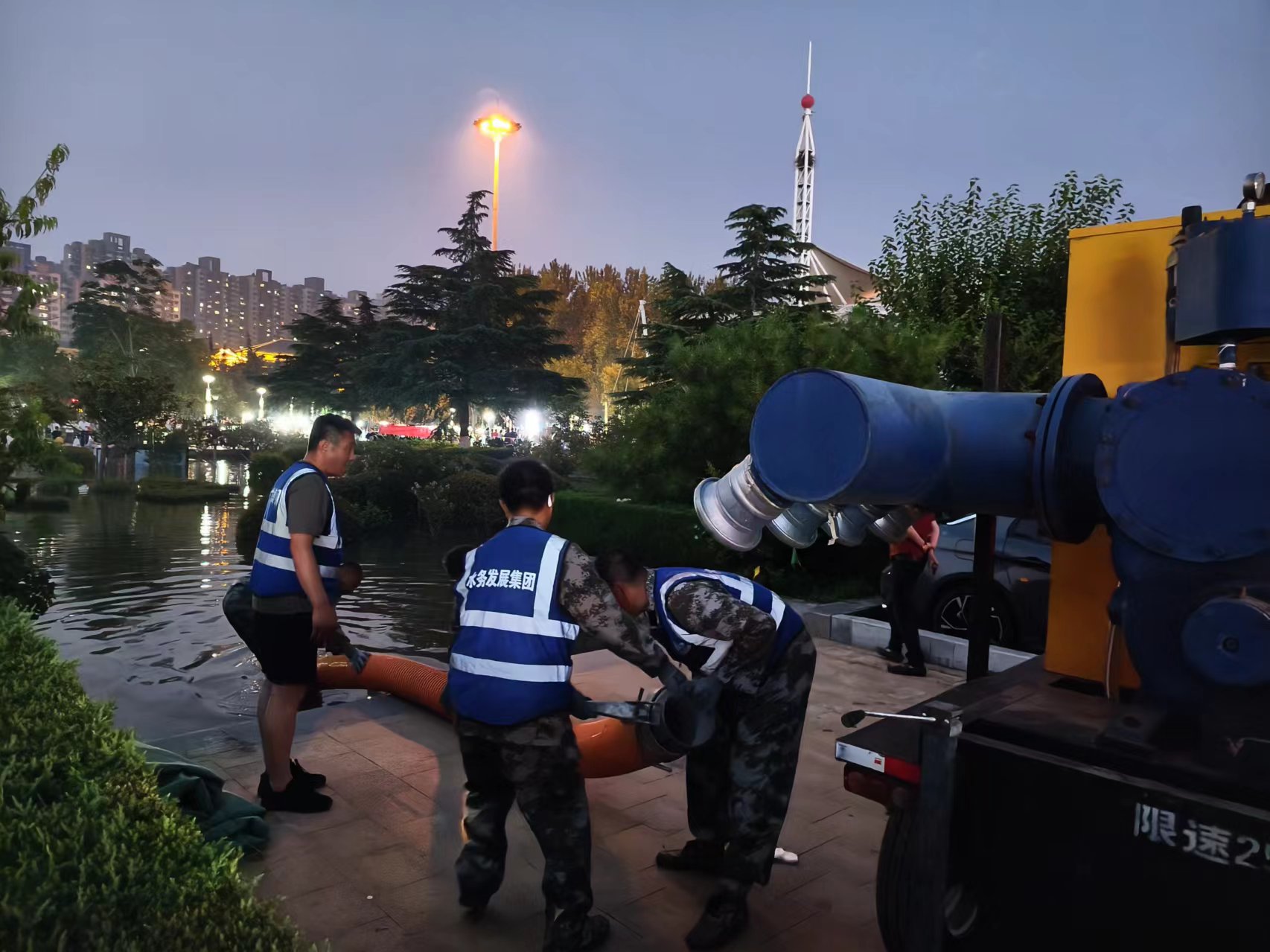 龙泉广场排水作业