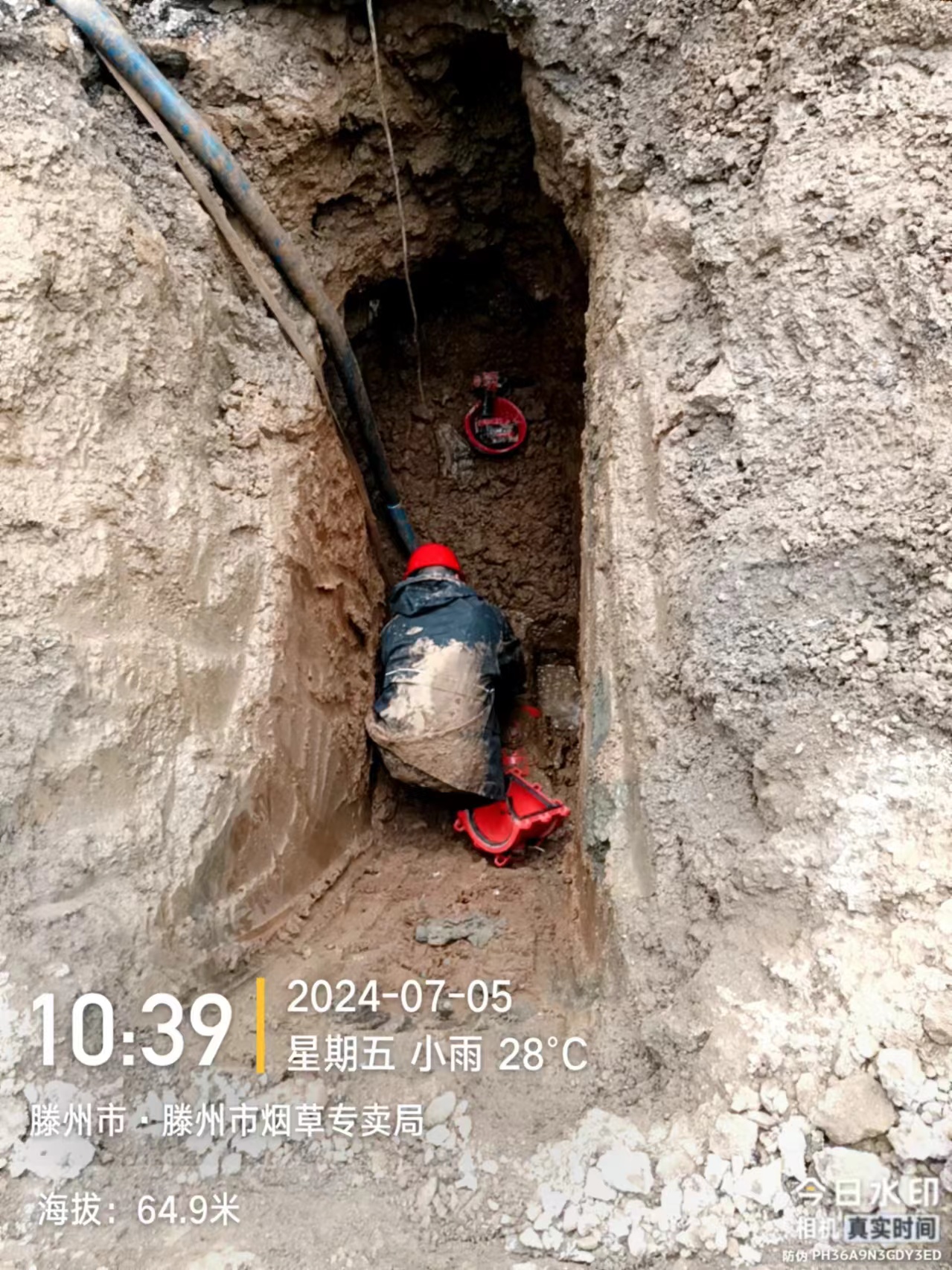 滕飞路200过路主管道维修