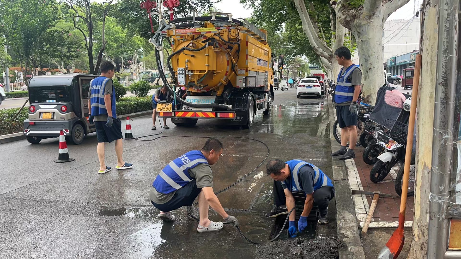 雨后对城区部分积水点进行清淤疏通