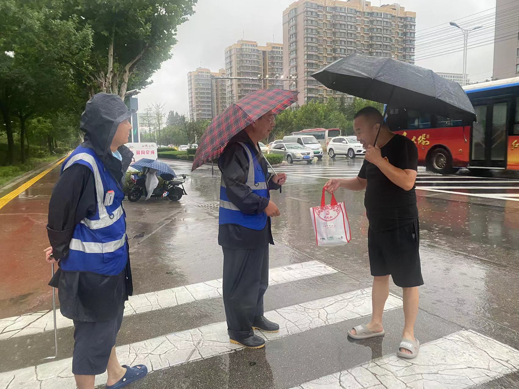 雨中坚守，拾金不昧