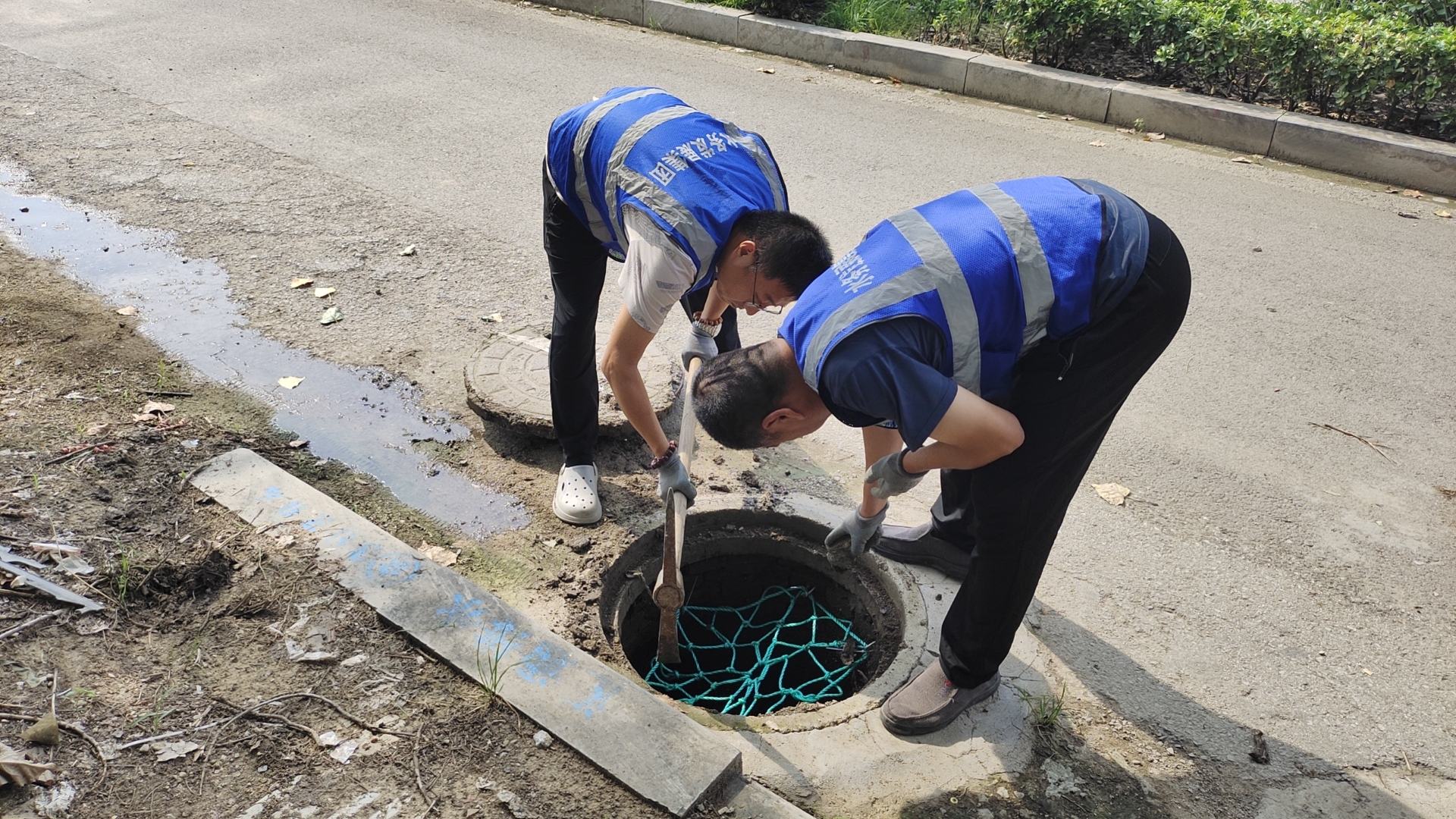 城区重点积水区域雨水篦子和防坠网巡查