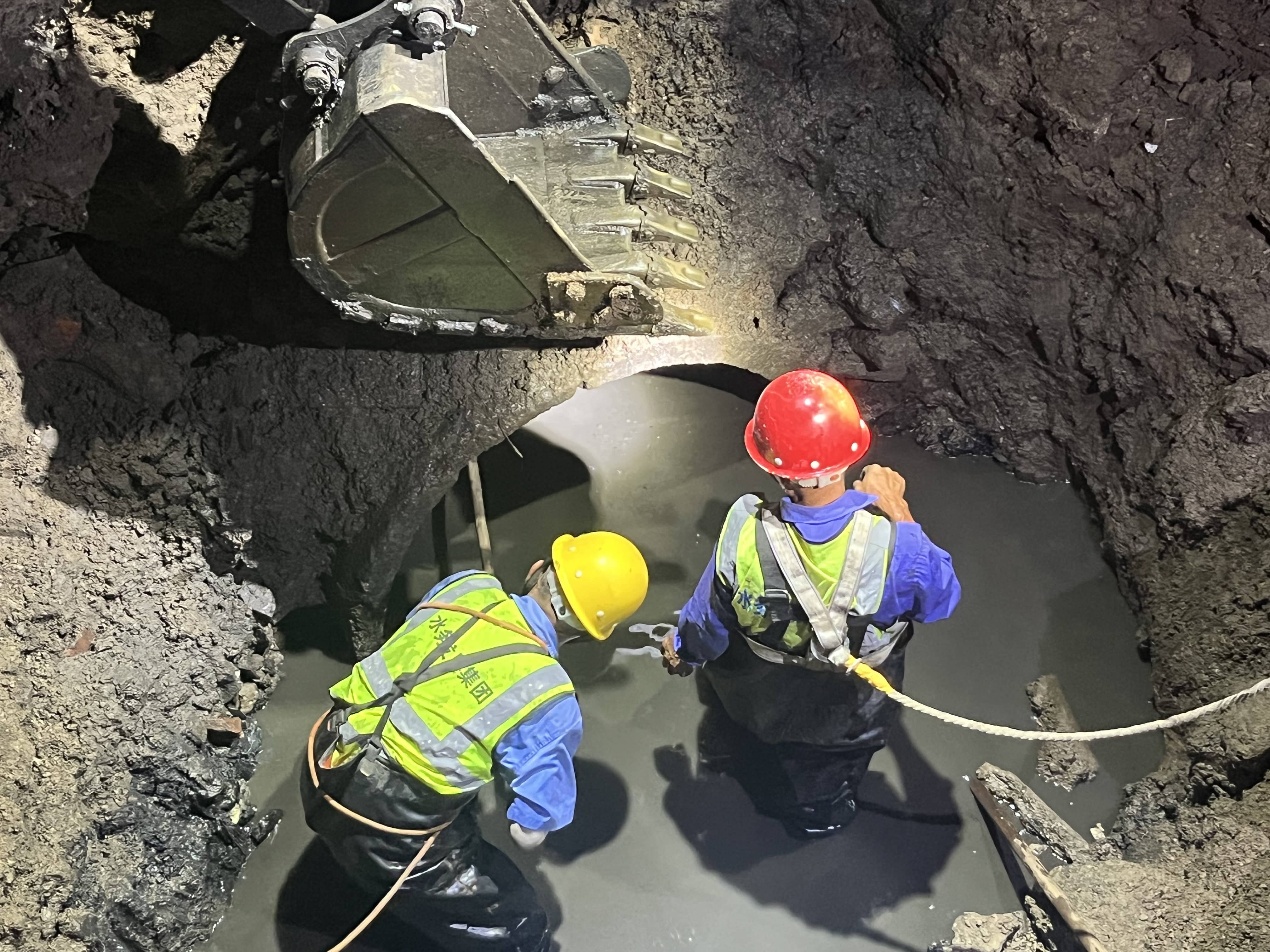 府前路老旧排水管渠塌陷抢修