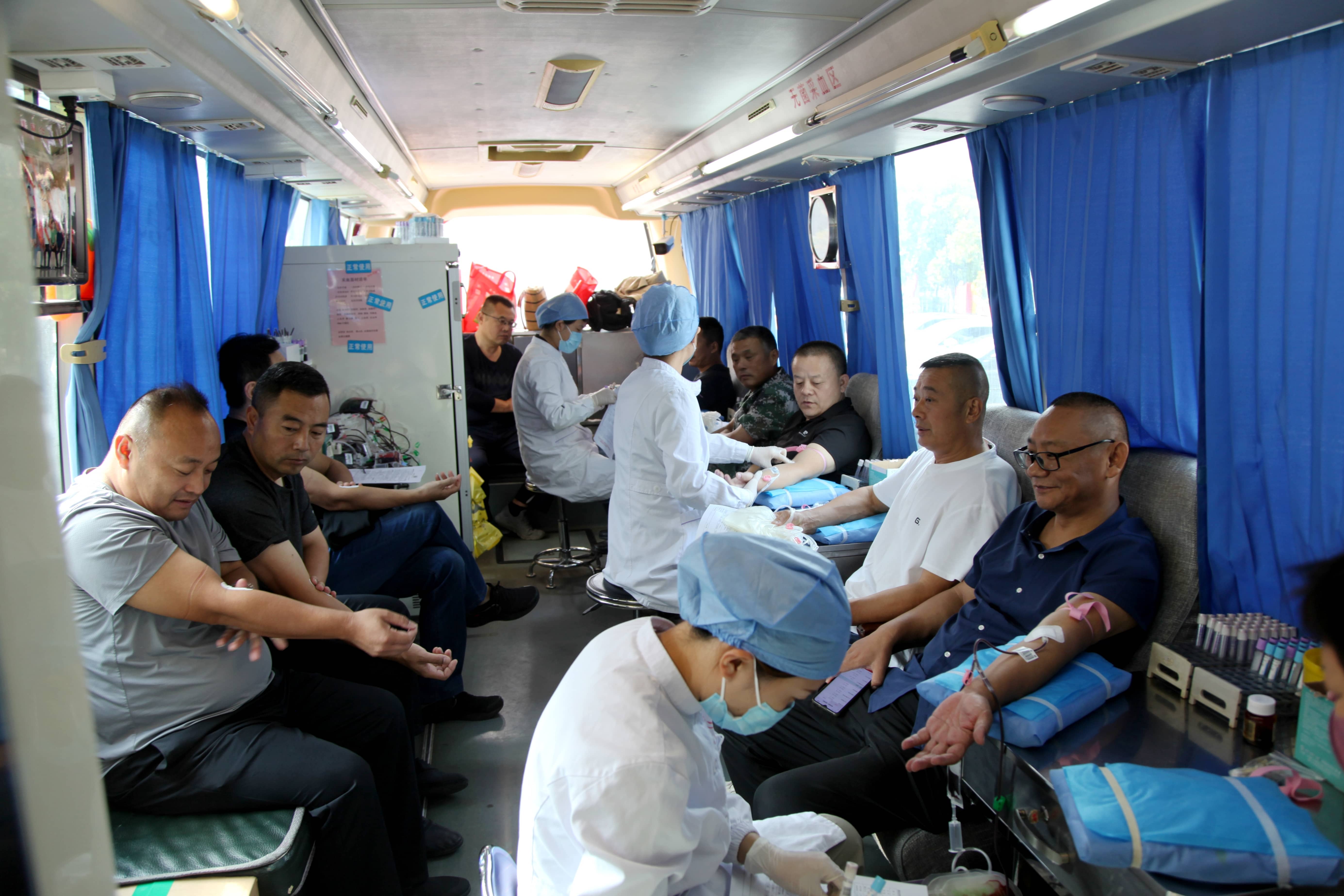 干部职工参加无偿献血活动