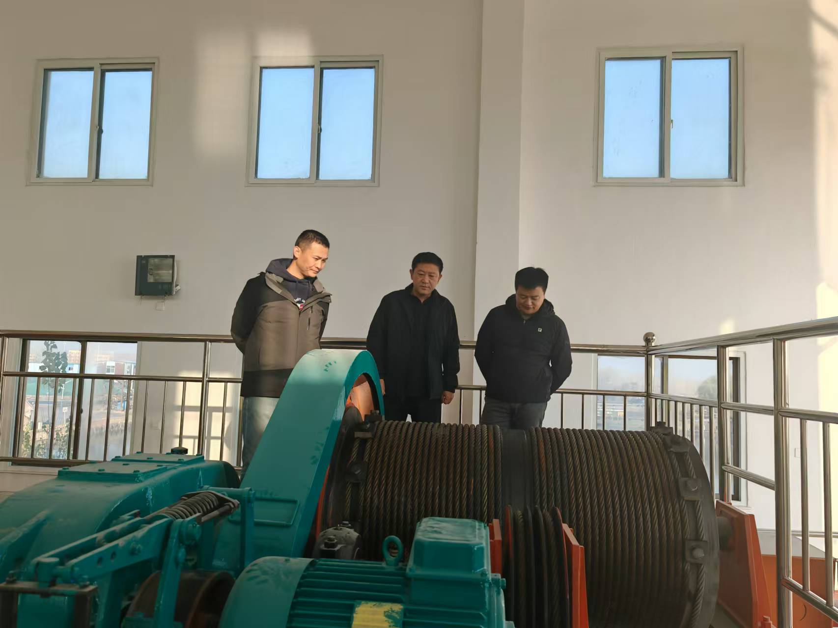 湖东堤辛安闸四节叠梁闸门调试工作