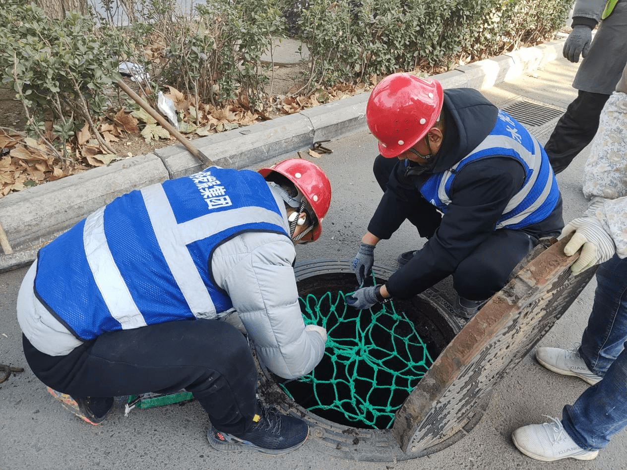【集团动态】排查整治窨井盖  守护群众脚下安全