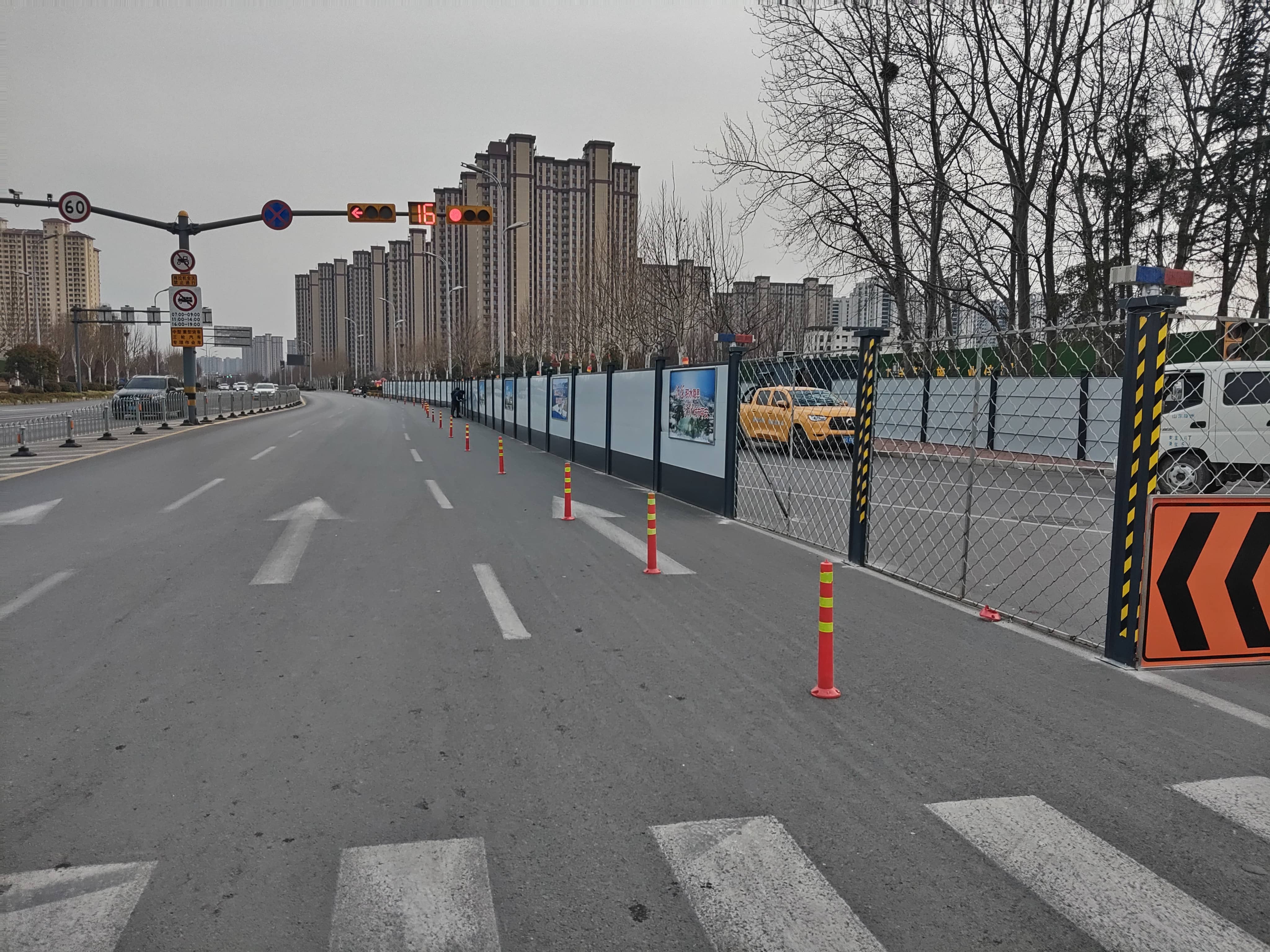 振兴北路与北辛西路交叉口积水改造工程围挡安装