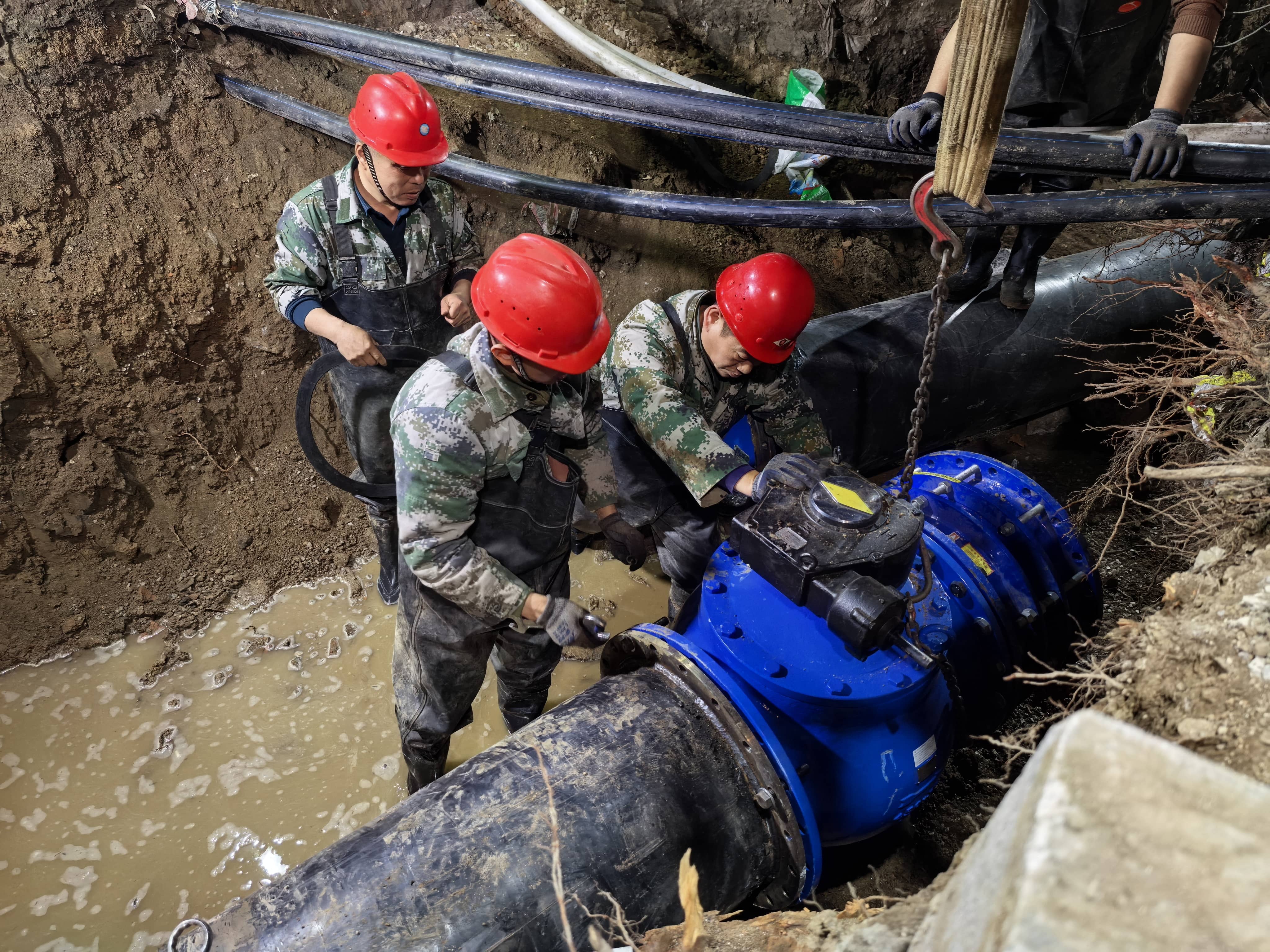 平行路小清河DN500过河顶管管道合口