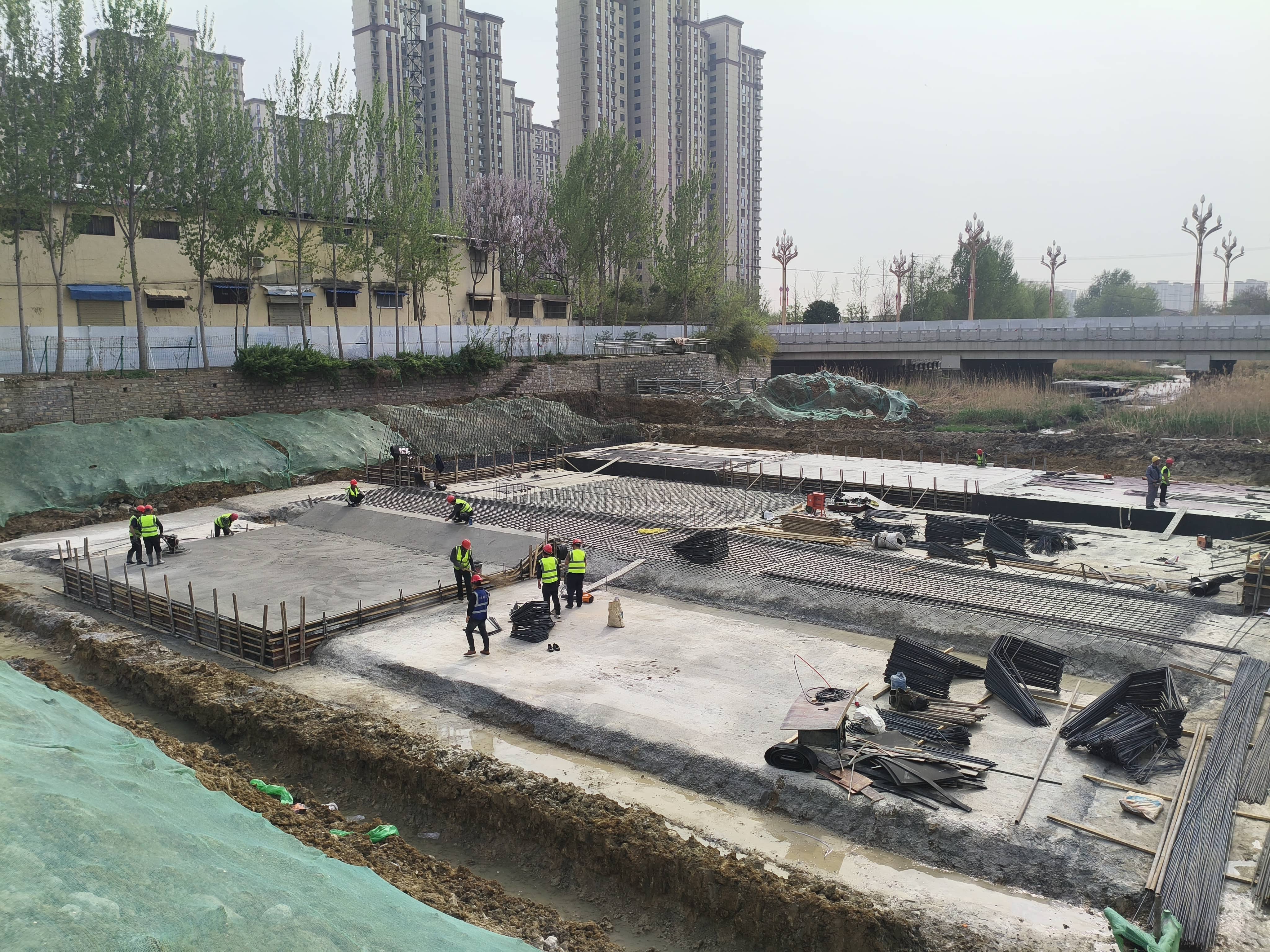 小清河振兴桥橡胶坝边墩基础、铺盖及海漫混凝土浇筑