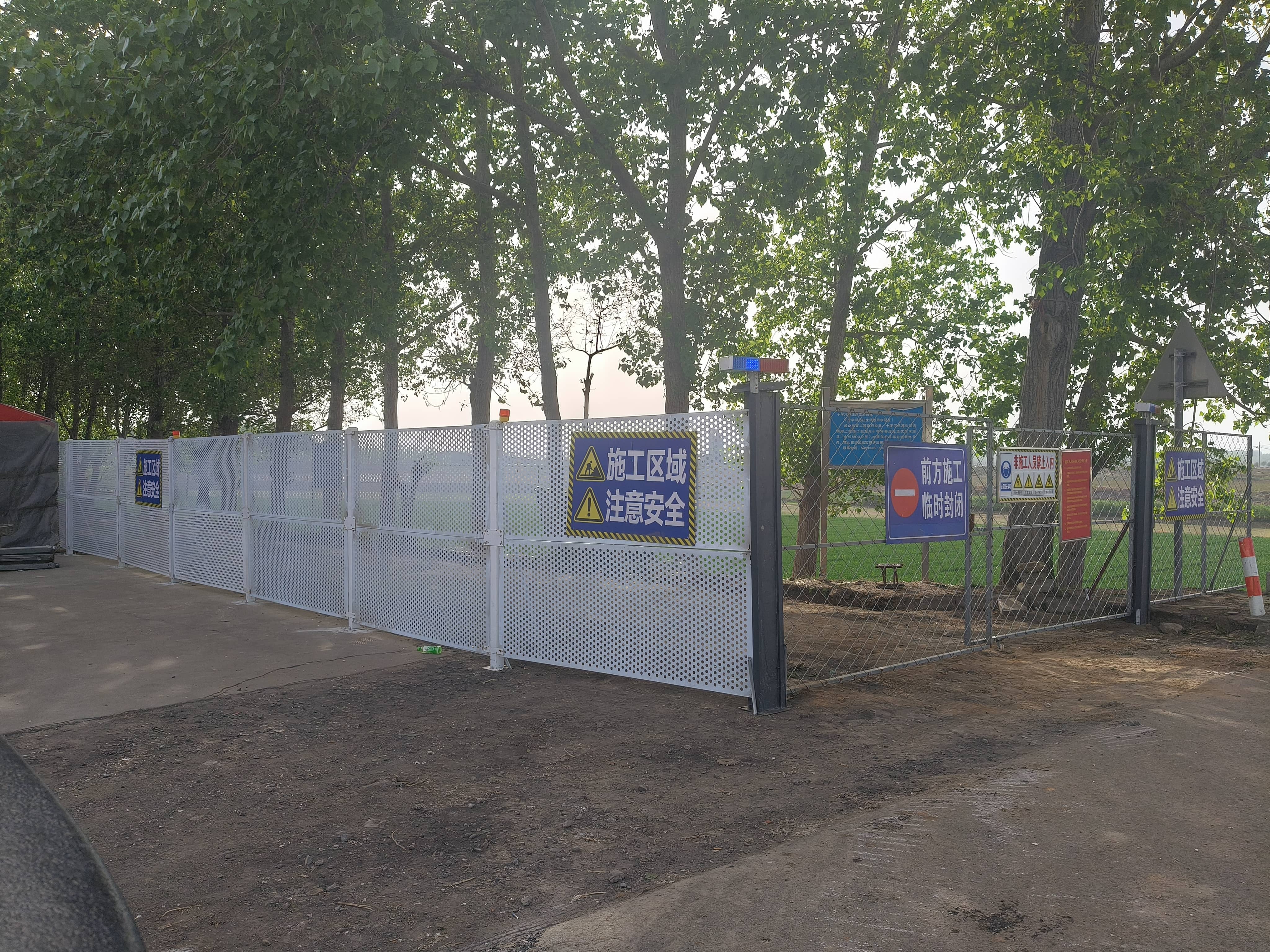 十字河堤顶道路施工围挡及安全标志安装