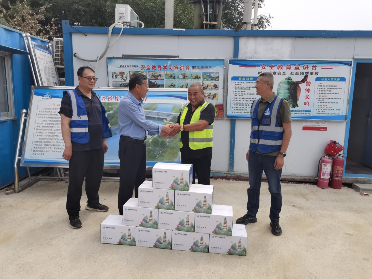 【集团动态】高温慰问到一线 清凉关怀沁心田